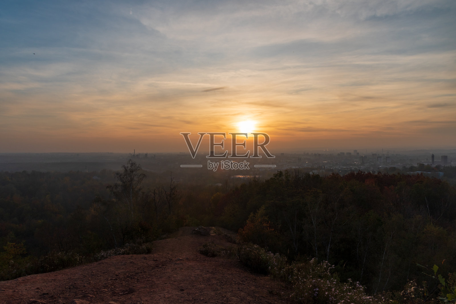 捷克共和国俄斯特拉发市上空Halda Ema山的日落照片摄影图片