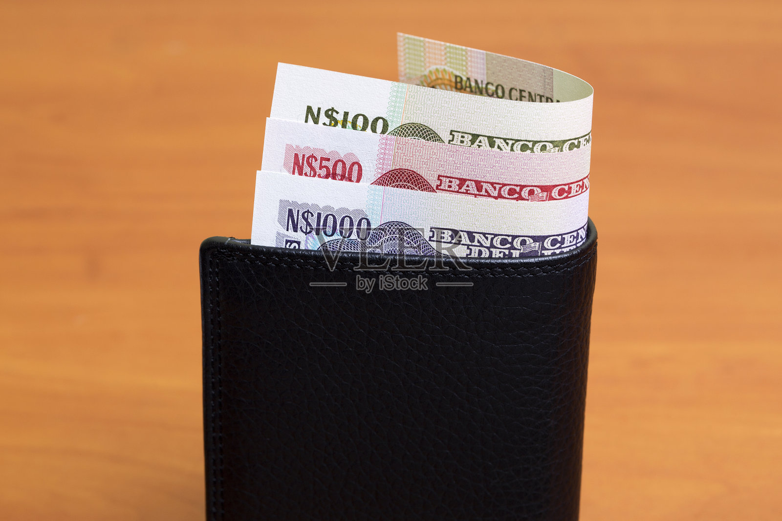 黑色钱包里的乌拉圭比索照片摄影图片