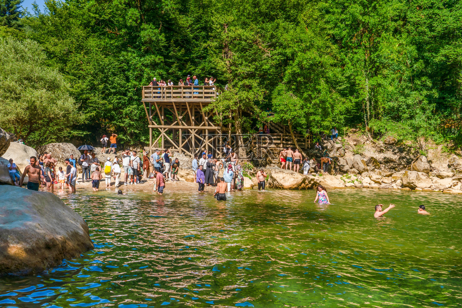 人们在瀑布中尽情享受。Ilica瀑布照片摄影图片