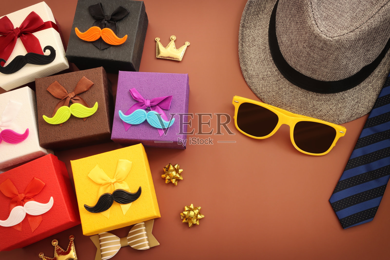 棕色背景的父亲节概念。俯视图，平铺照片摄影图片