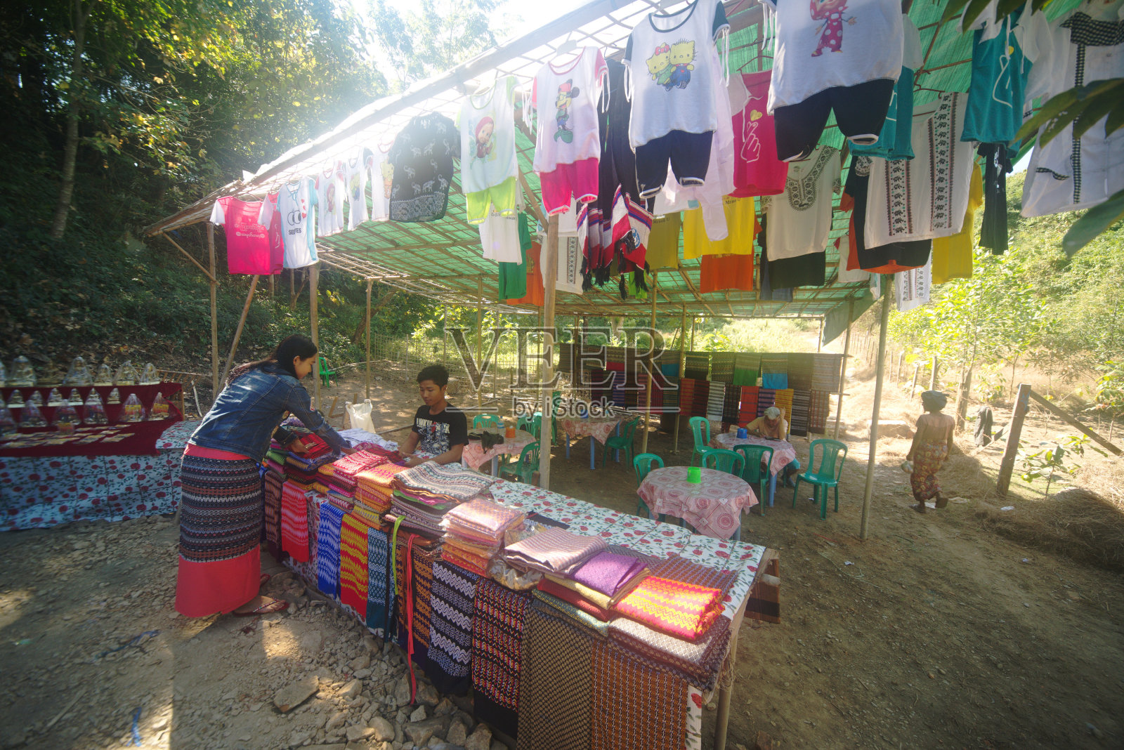 每天早上，小贩们在Mrakyu市场出售各种各样的衣服。哪个是像古代那样的传统市场照片摄影图片