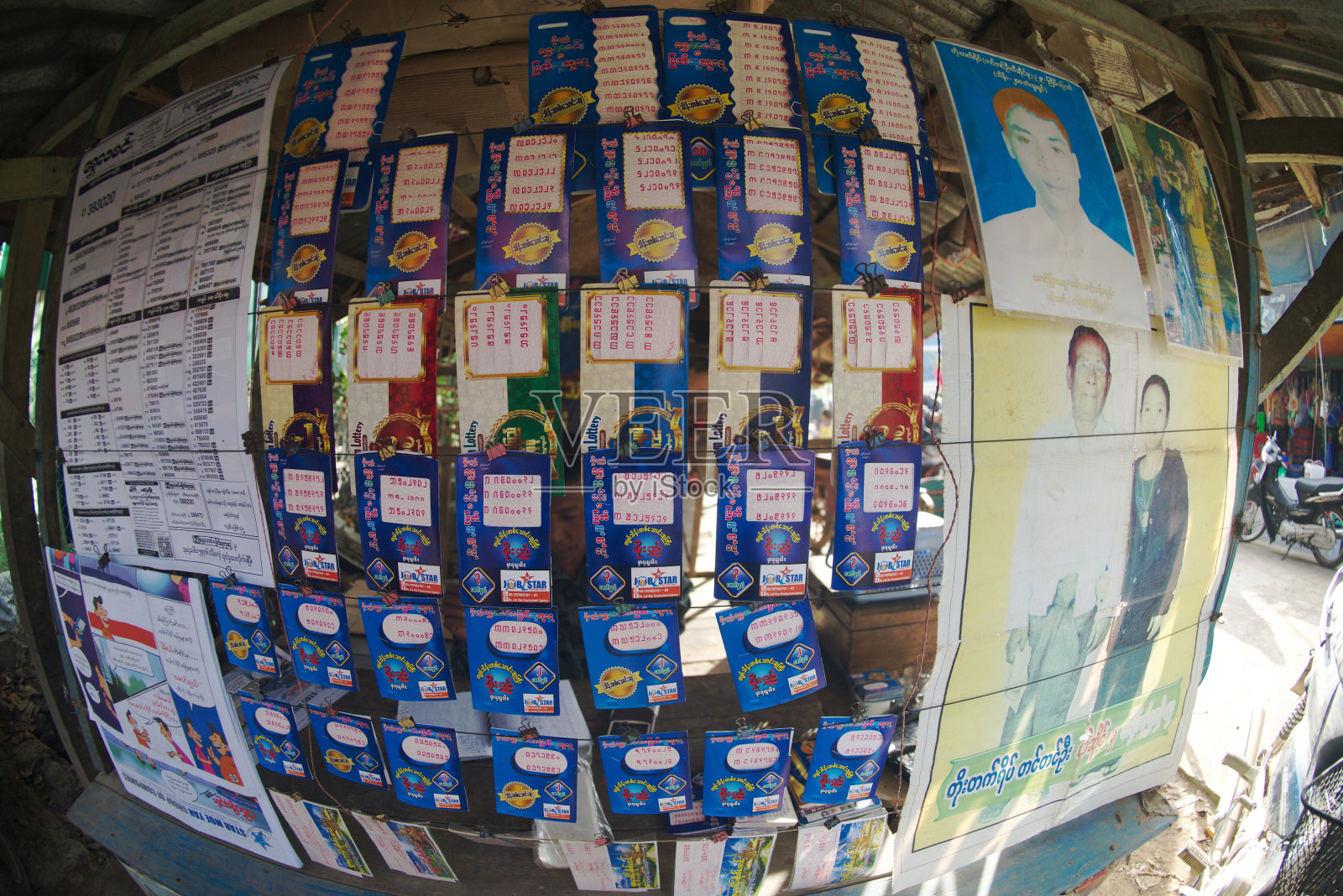 在mrauu早市，各种各样的彩票在不明摊位上出售。照片摄影图片