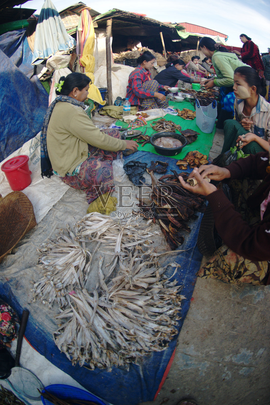 每天早上，在摩乐游市场，小贩们都在出售各种各样的干鱼。这是一个像古代一样的传统市场。照片摄影图片