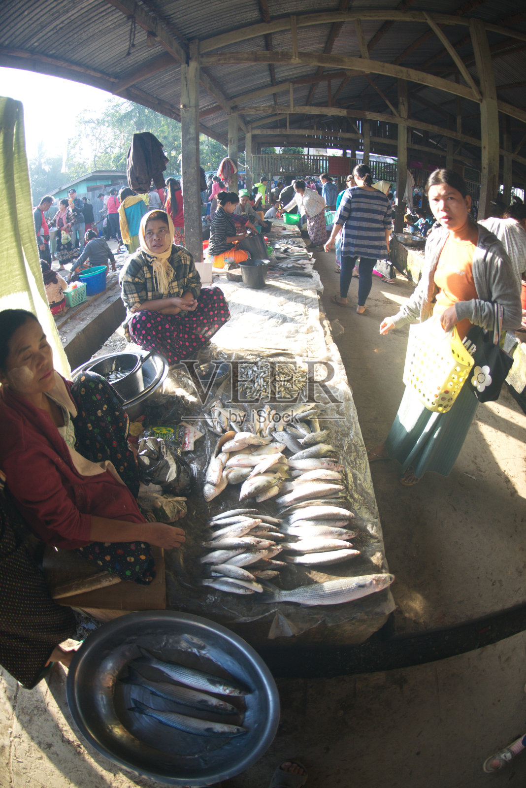 每天早上，小贩们在Mrakyu市场出售各种各样的鱼。哪个是像古代那样的传统市场照片摄影图片