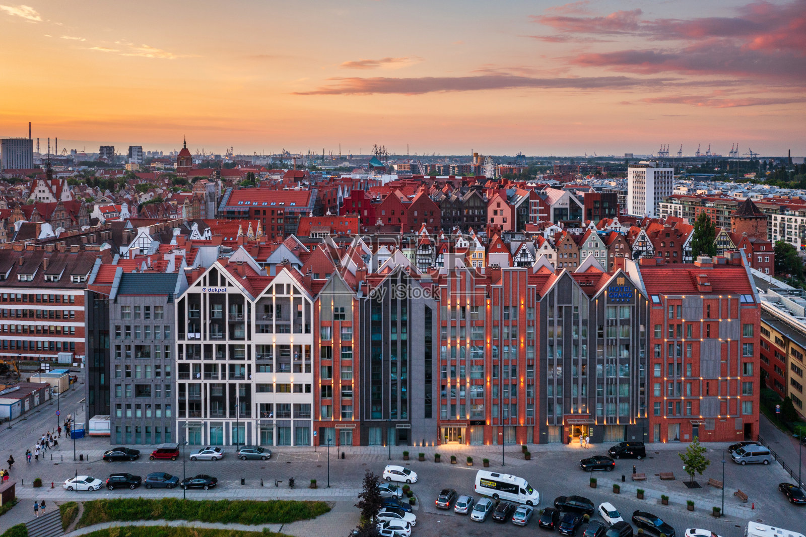格但斯克主城的建筑和夕阳下的酒店。波兰照片摄影图片