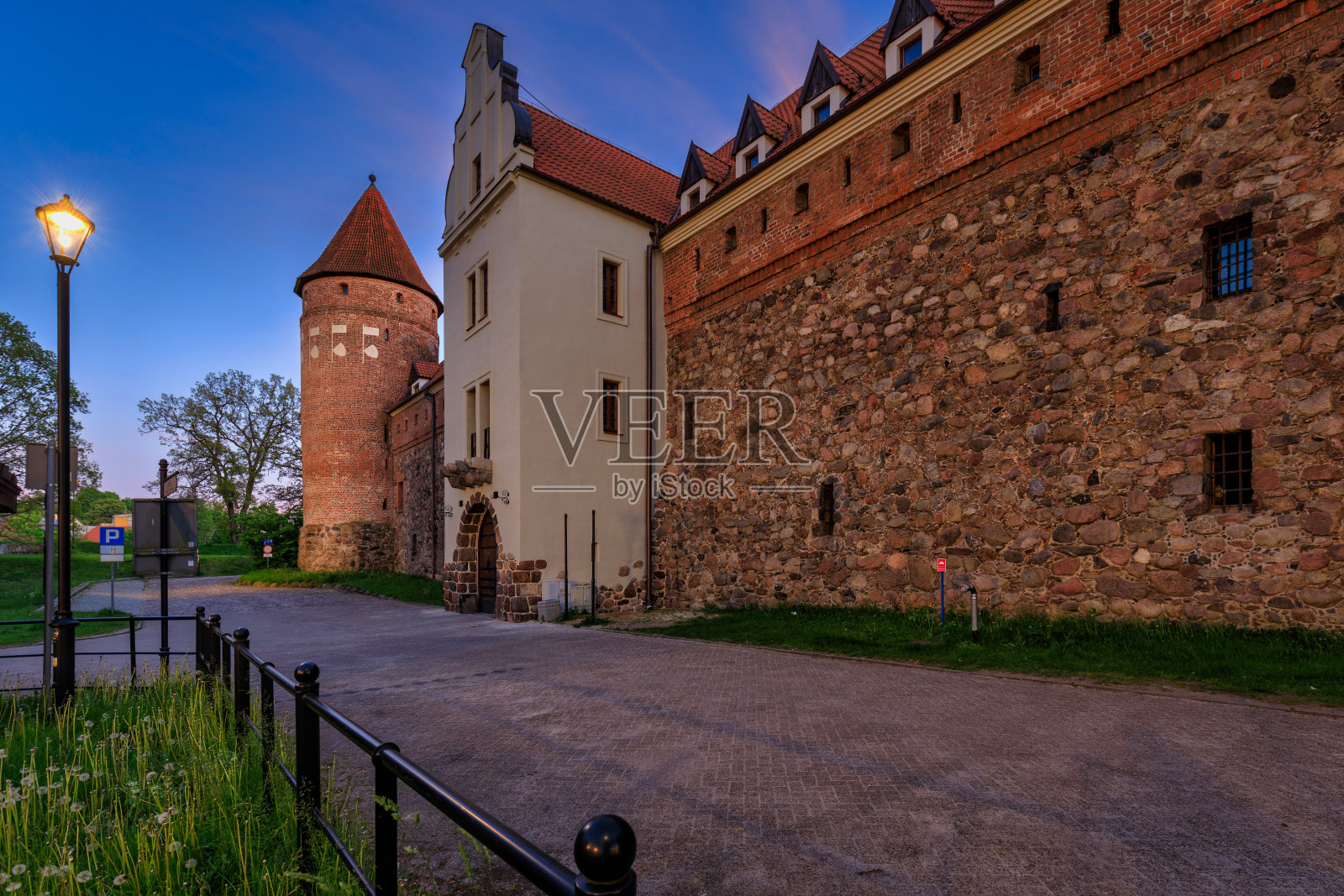 夕阳下美丽的条顿城堡，波兰照片摄影图片