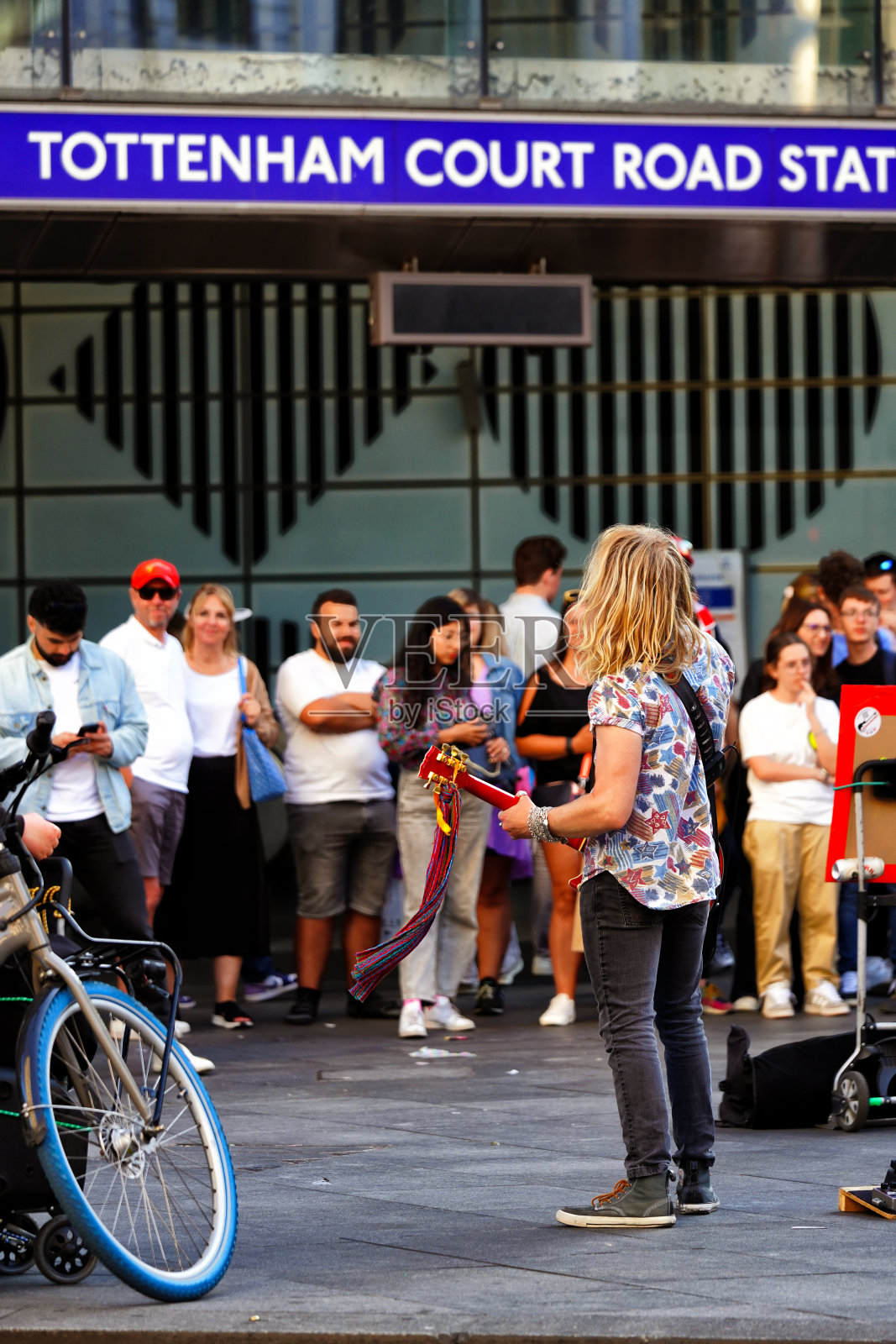 英国伦敦市中心查令十字路与伦敦牛津街交汇处的托特纳姆法院路伦敦地铁站，街头音乐家弹吉他，摇滚乐队照片摄影图片