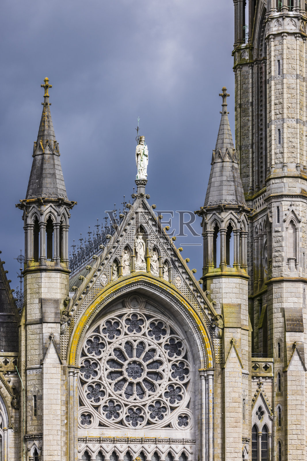 镇上教堂的景色。照片摄影图片