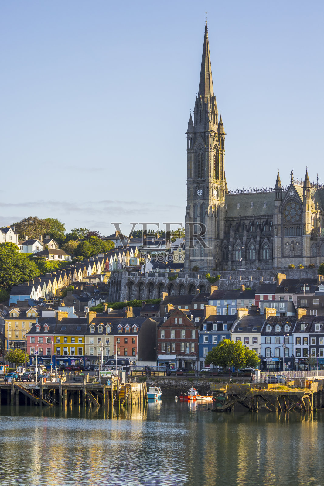 城市滨水区。照片摄影图片