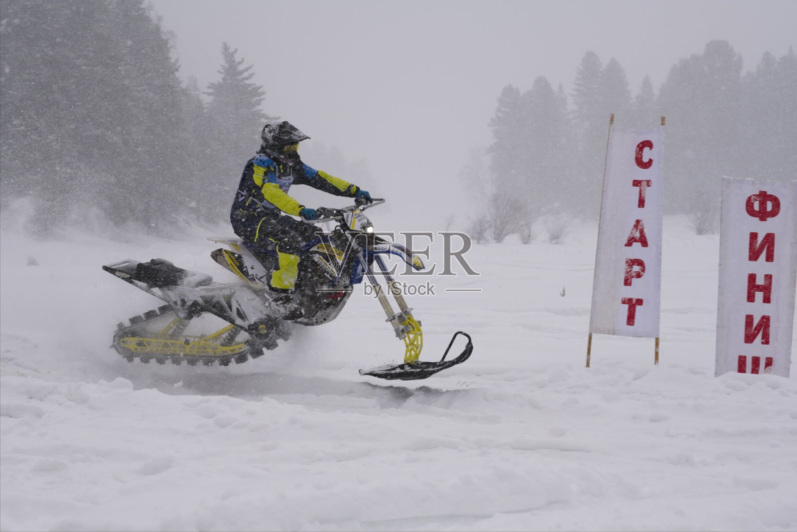雪循环在雪中飞行照片摄影图片