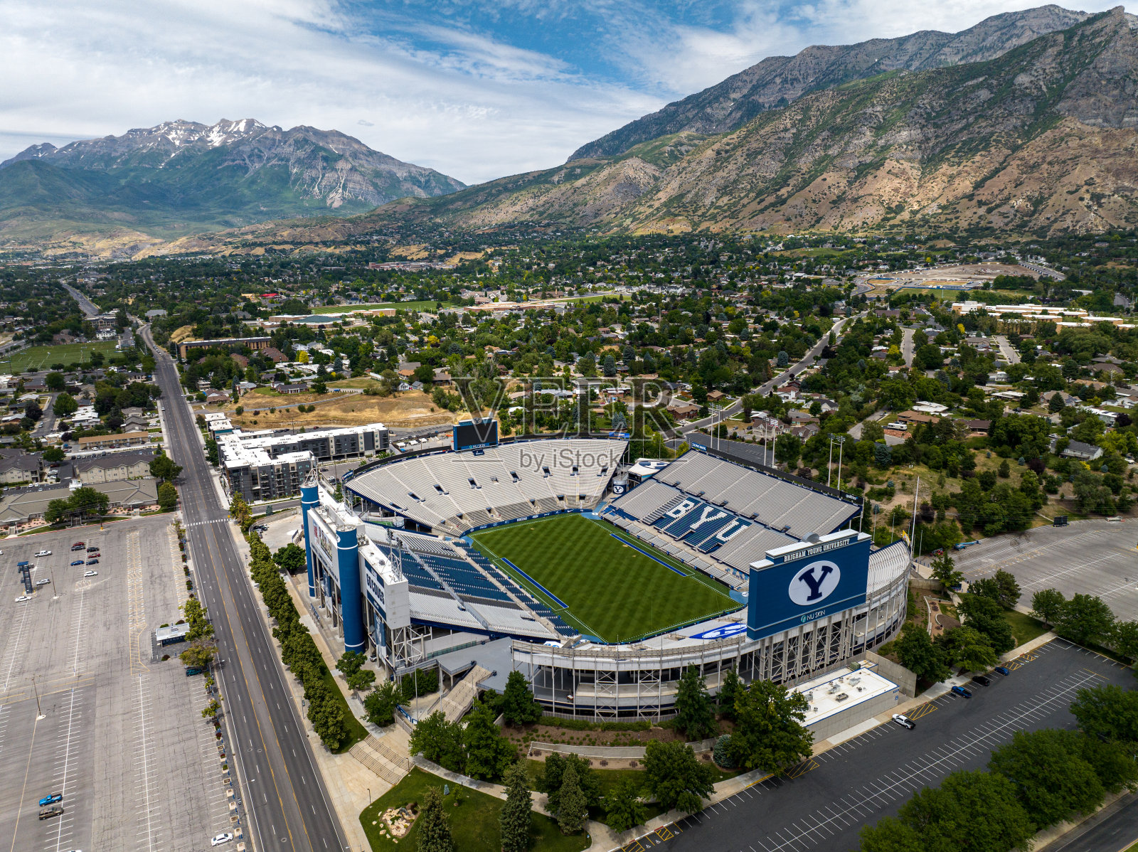 杨百翰大学校园里的LaVell Edwards体育场鸟瞰图照片摄影图片