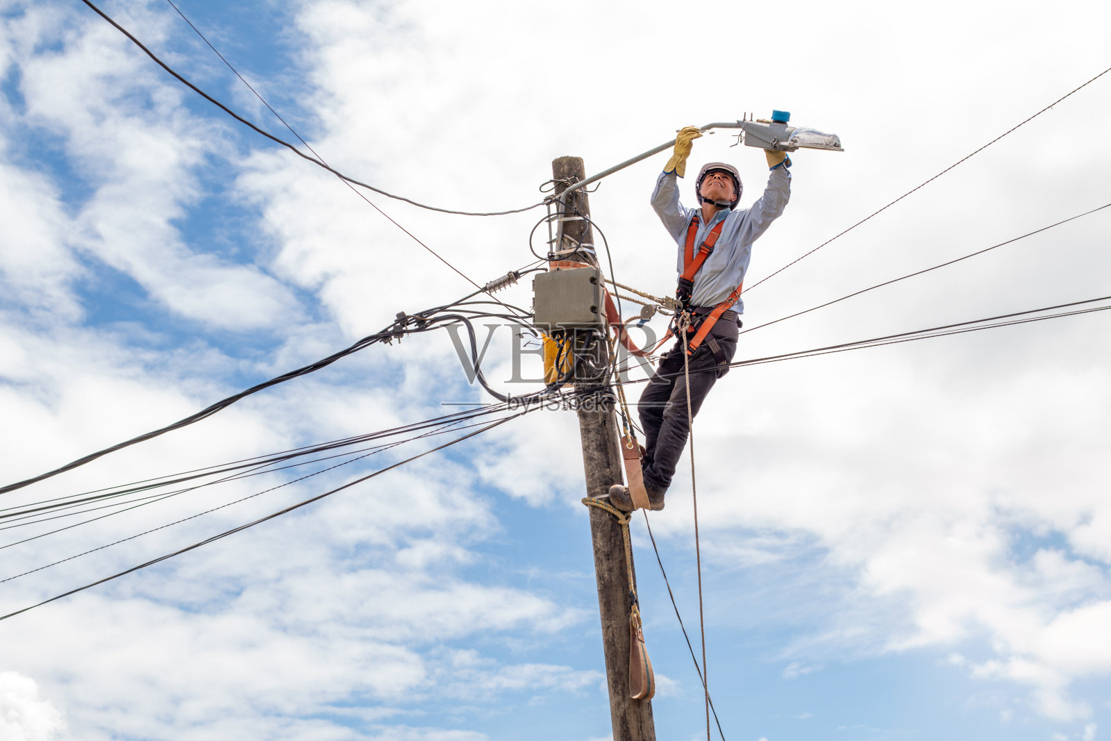 电气技术员开始更换路灯的维修工作照片摄影图片