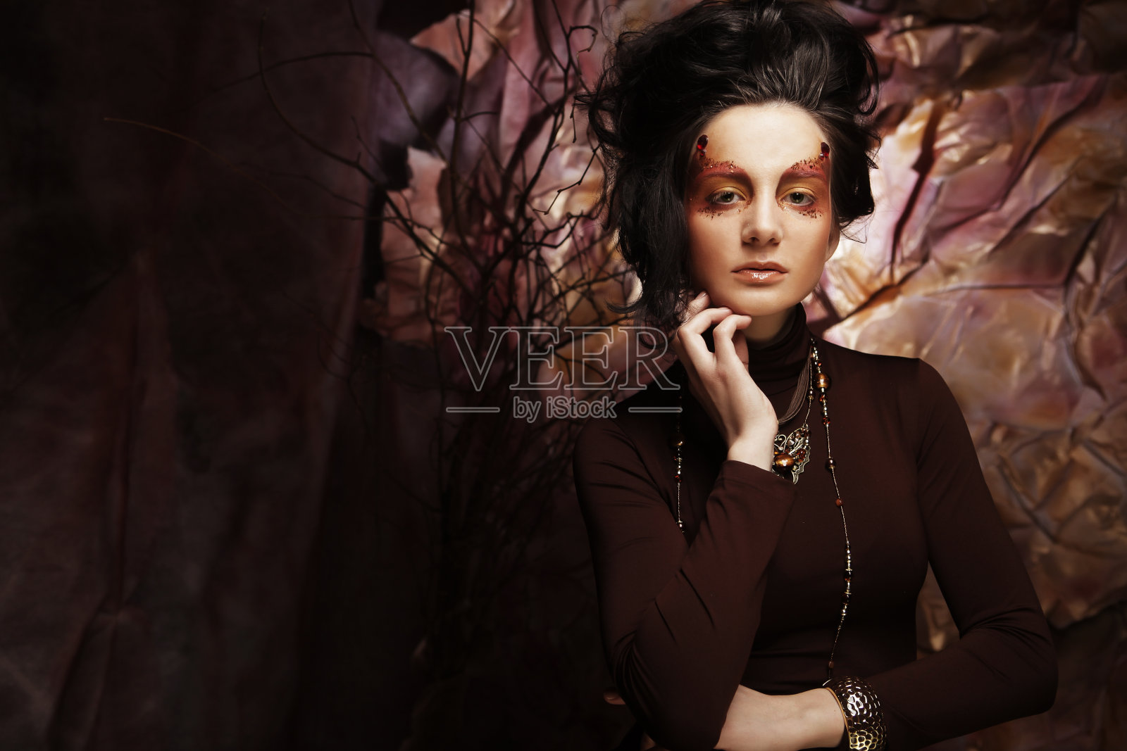 明亮的创意化妆。美丽女人的脸照片摄影图片