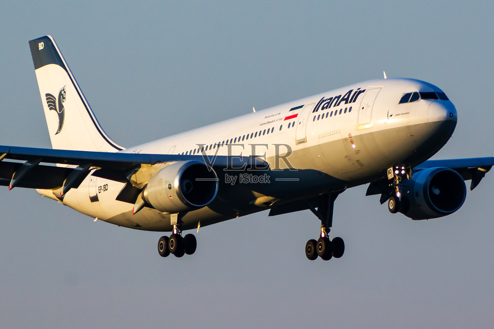 伊朗航空公司的客机停在机场。安排航班旅行。航空和飞机。航空运输。全球国际运输。飞啊飞。照片摄影图片