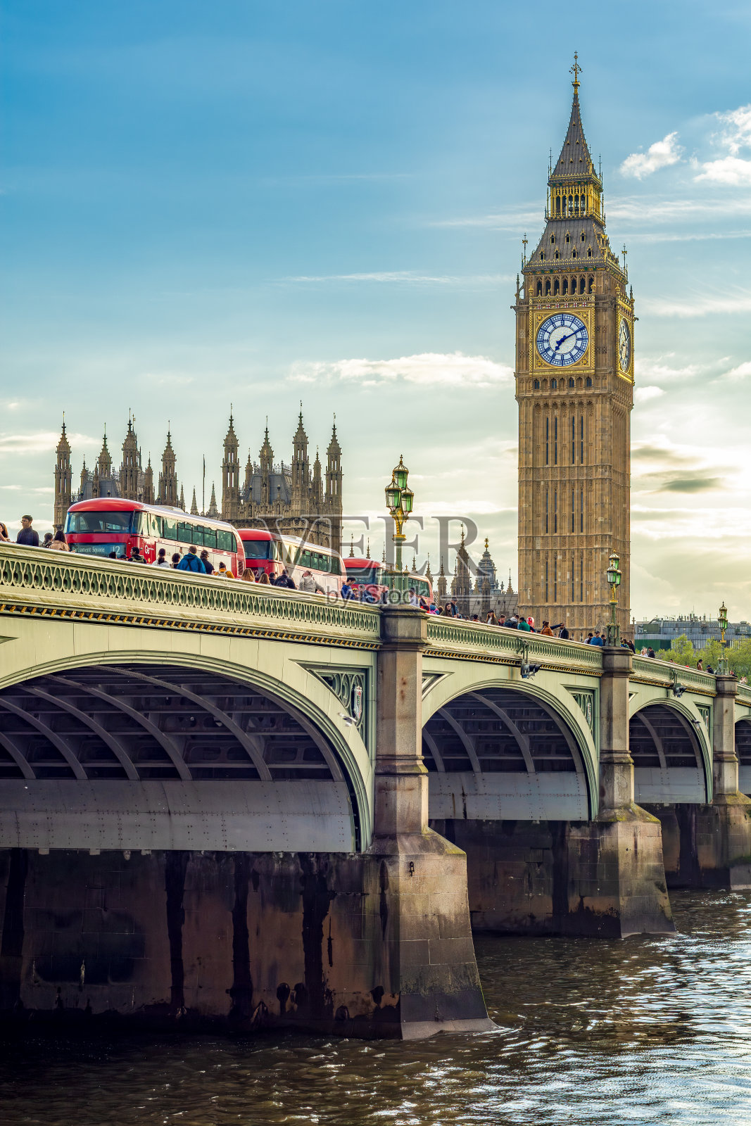 英国伦敦，日落时分，威斯敏斯特大桥和大本钟上的双层巴士照片摄影图片