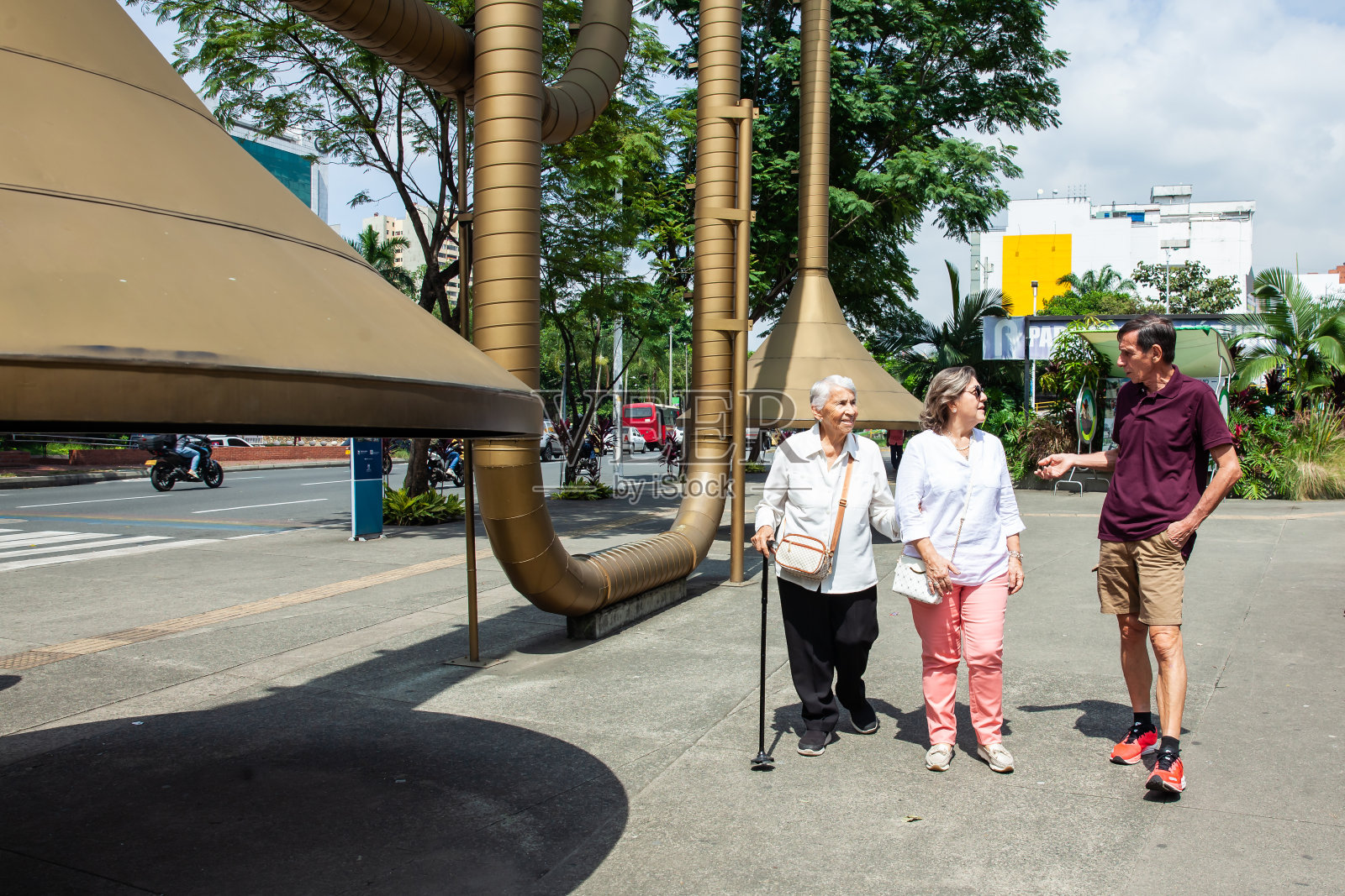 老年游客在著名的Jairo Varela广场。高级旅游理念。照片摄影图片