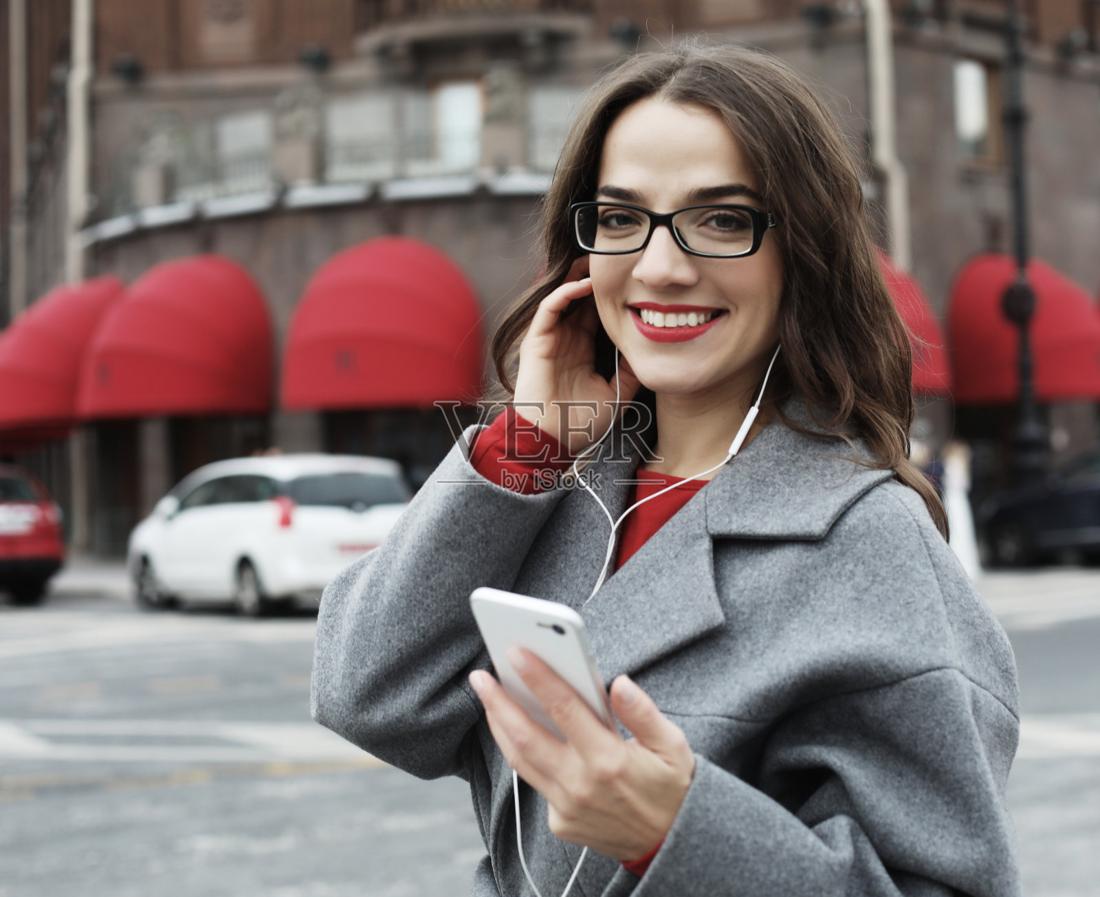 一个快乐的女人在秋天的一天走在城市里照片摄影图片