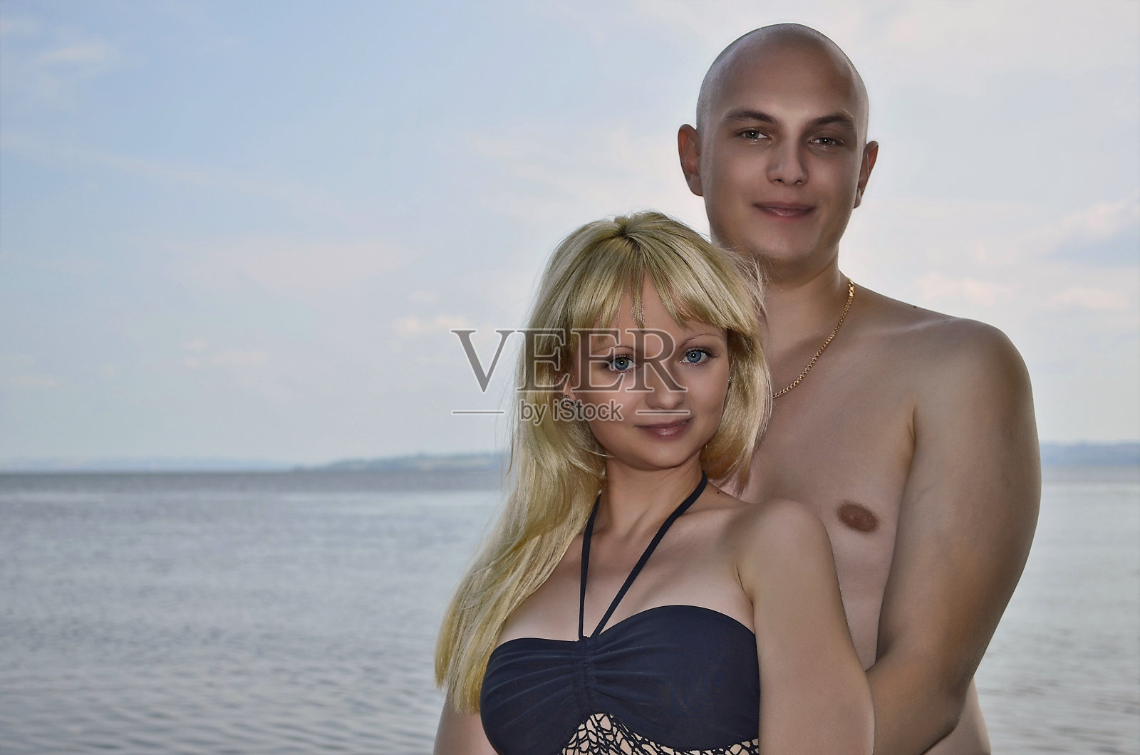 沙滩上美丽的一对男女。照片摄影图片