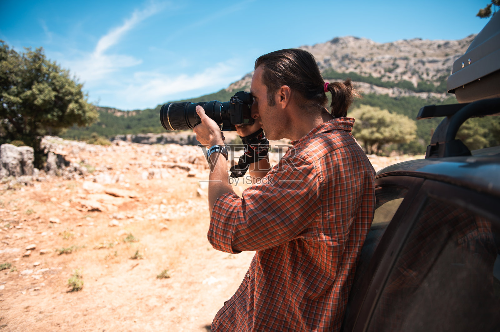 摄影师用专业的户外相机捕捉风景照片摄影图片