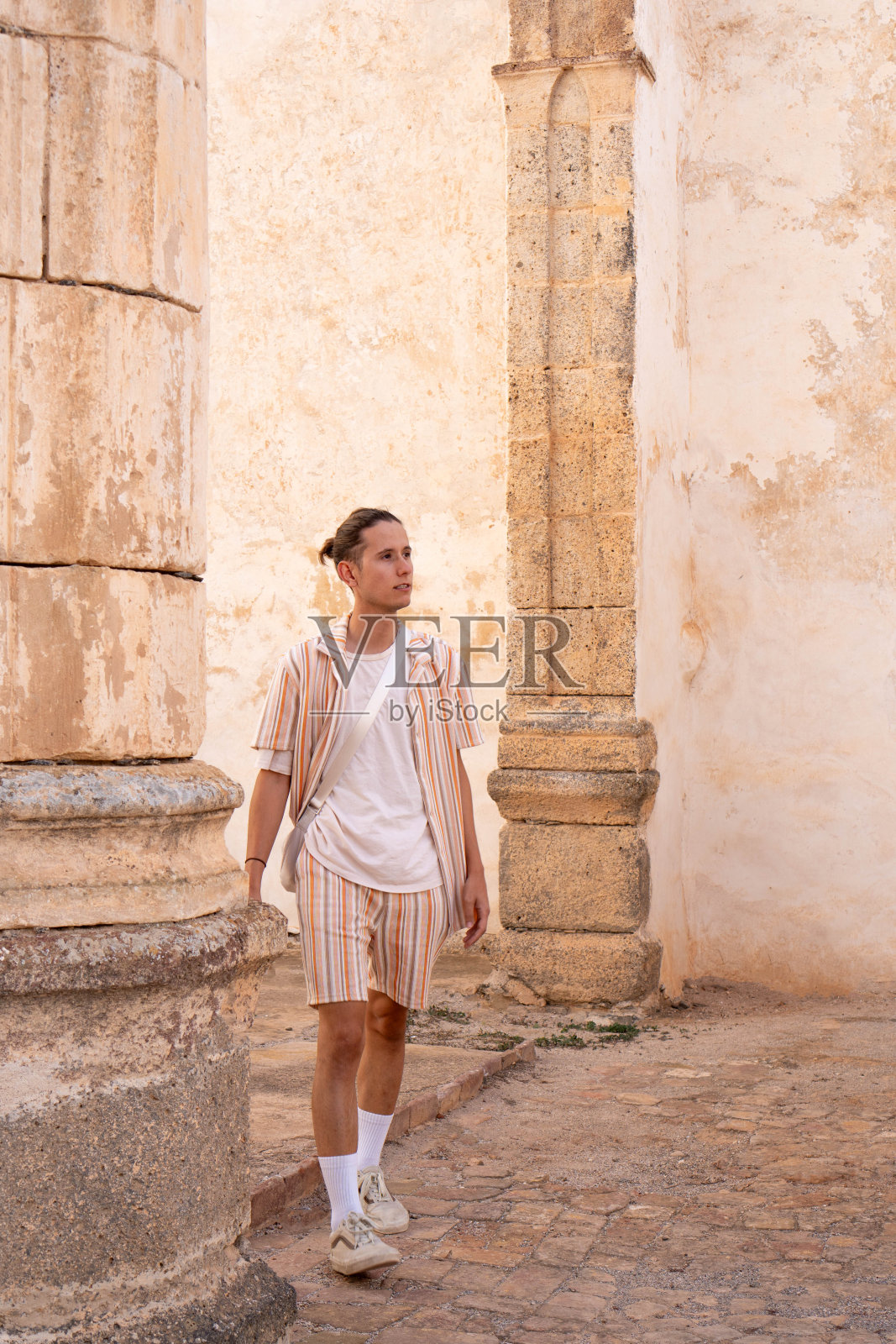 在一个阳光明媚的下午探索历史遗迹照片摄影图片