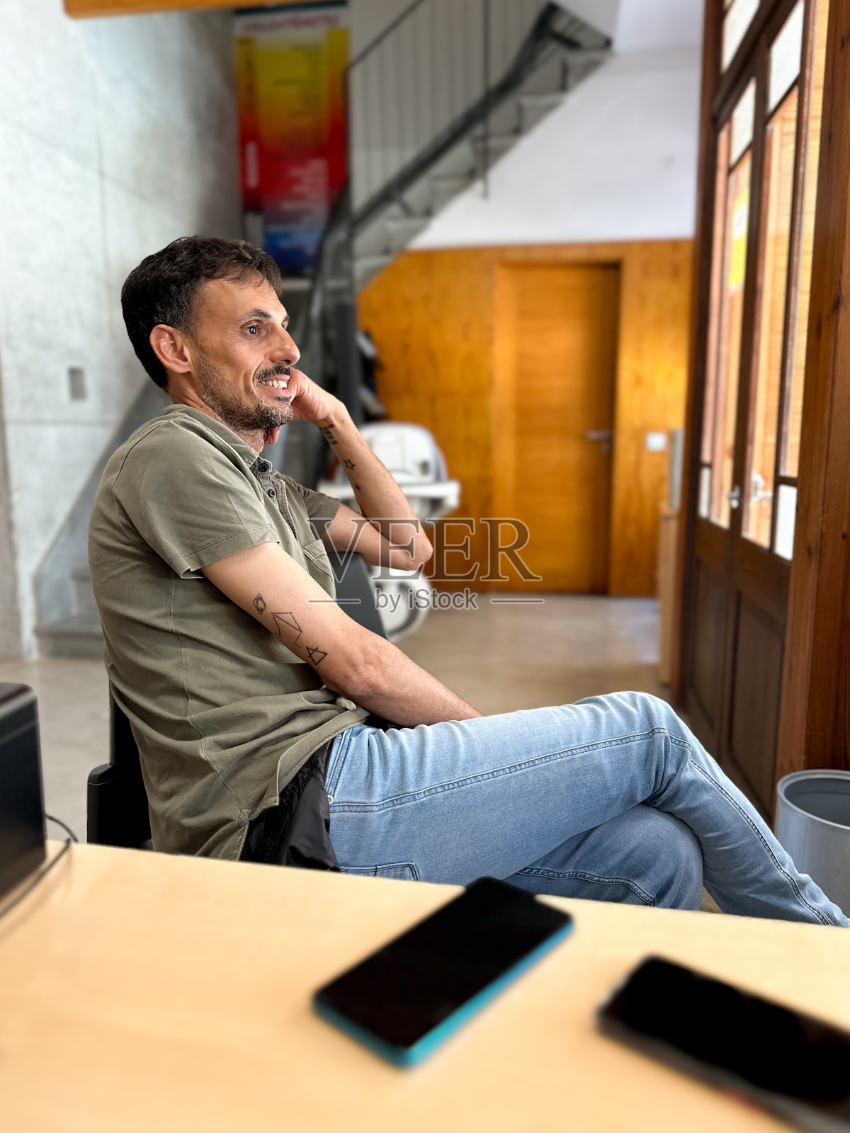 一个微笑的男人在公共办公室里聊天照片摄影图片