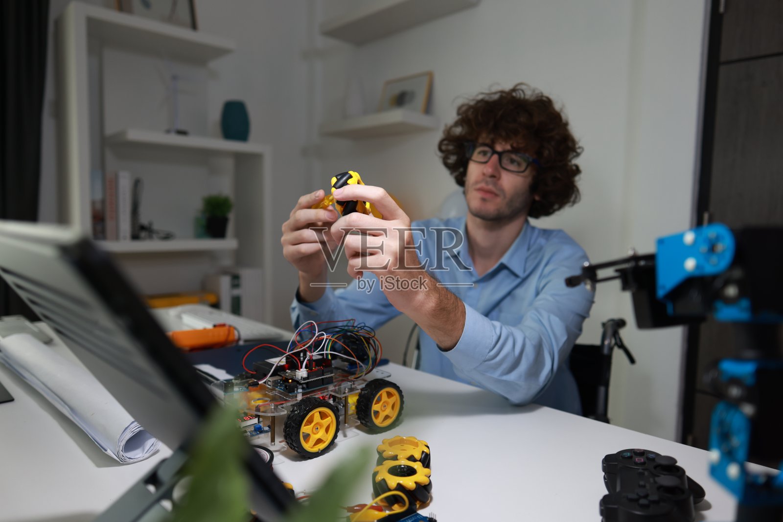 工程专业人员熟练地组装和编程机器人学习工具包，以推动技术和创新教育。照片摄影图片