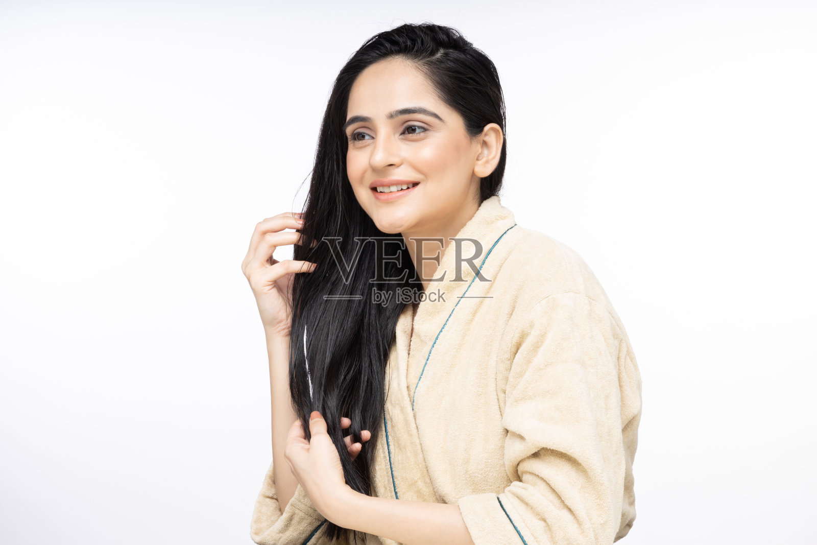 年轻女子头发护理孤立的白色背景袜子照片照片摄影图片