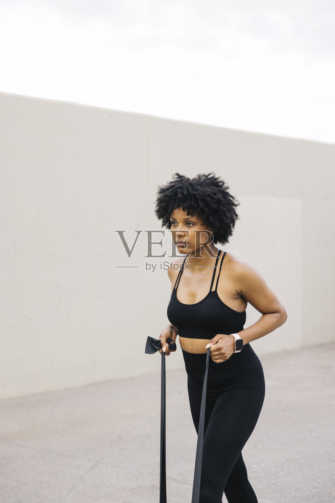 在户外运动的爱运动的女人。照片摄影图片