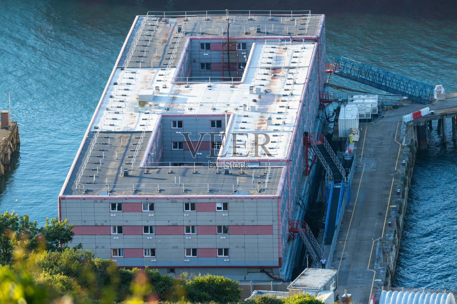 社论,Bibby斯德哥尔摩驳船从上方停靠在陆地上,用来安置英国寻求庇护者。波特兰,韦茅斯,多塞特,英格兰,风景。照片摄影图片