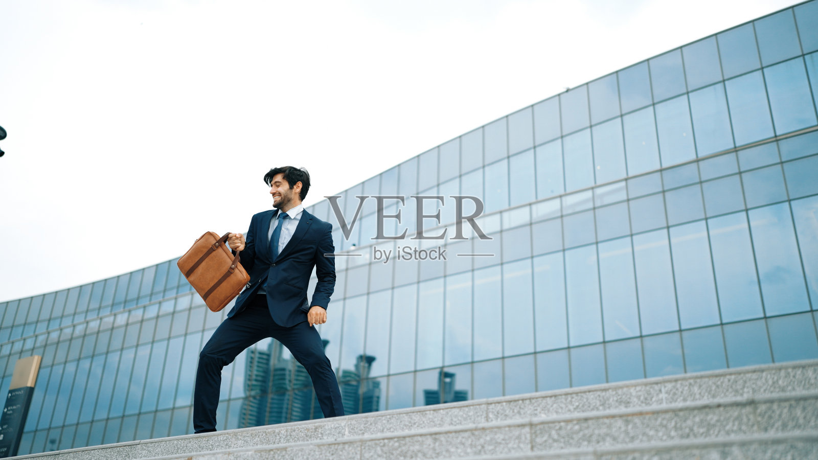 成功的商人站着庆祝销售额的增长。非常高兴的。照片摄影图片