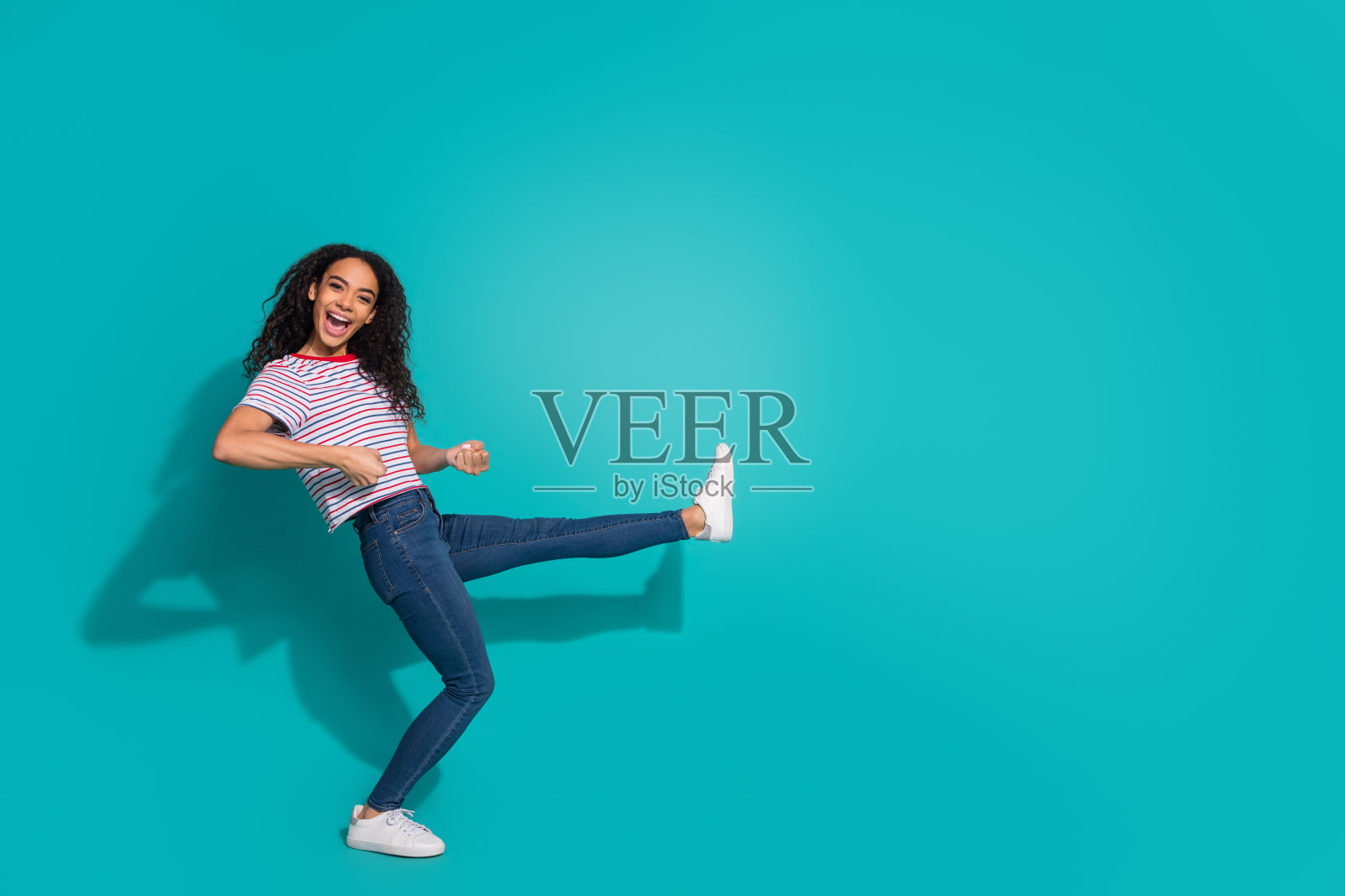 可爱的年轻女士的全身照片拉空空间穿着时尚的条纹服装孤立的青色背景照片摄影图片