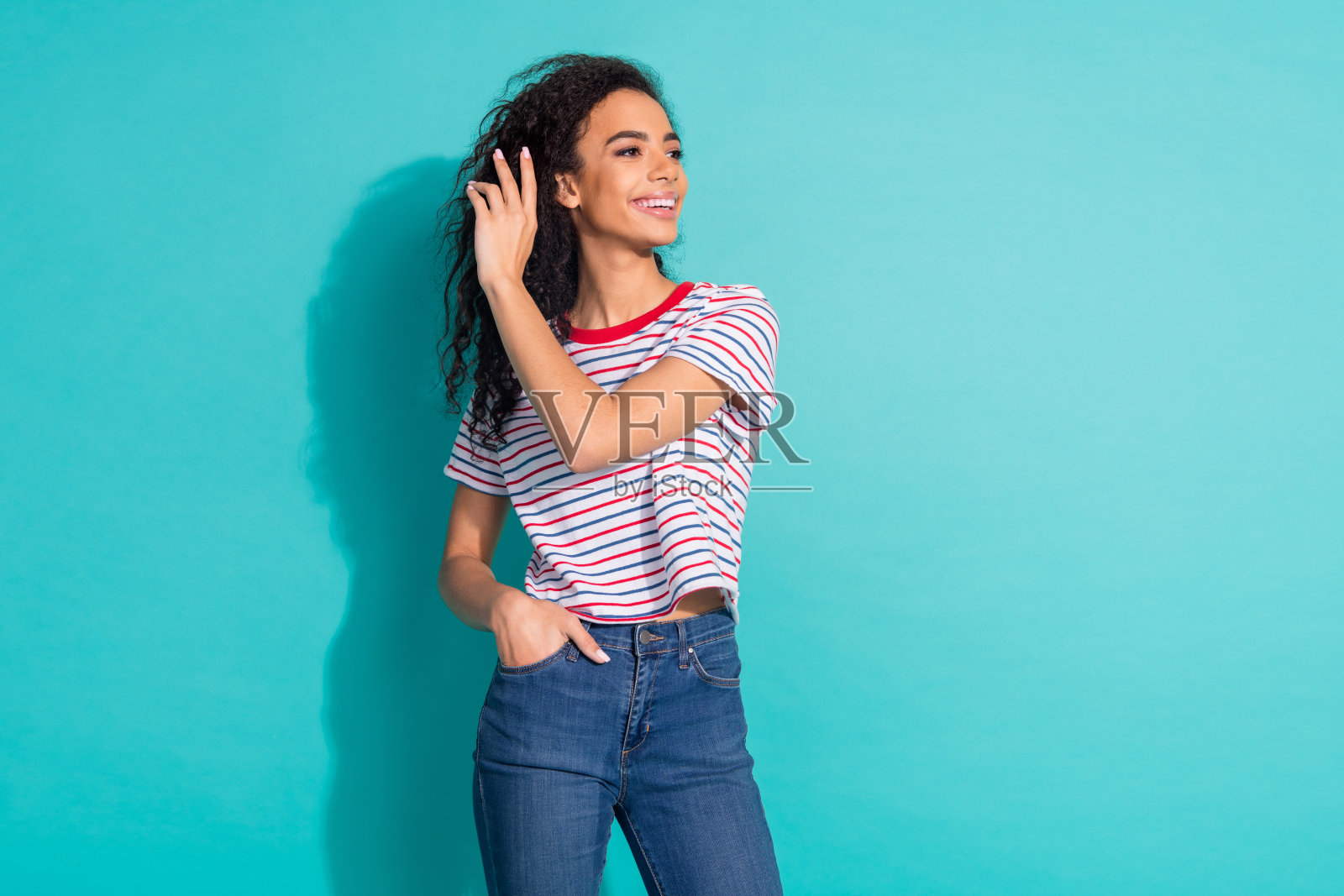照片肖像迷人的年轻女子看起来空空固定头发穿着时尚的条纹衣服孤立的海蓝宝石色背景照片摄影图片