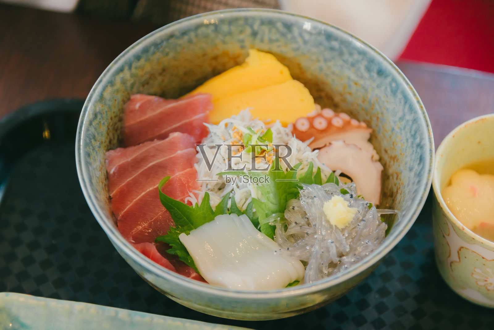 白露银鱼刺身顿饭套餐在前往日本神奈川县镰仓的游客中很受欢迎照片摄影图片
