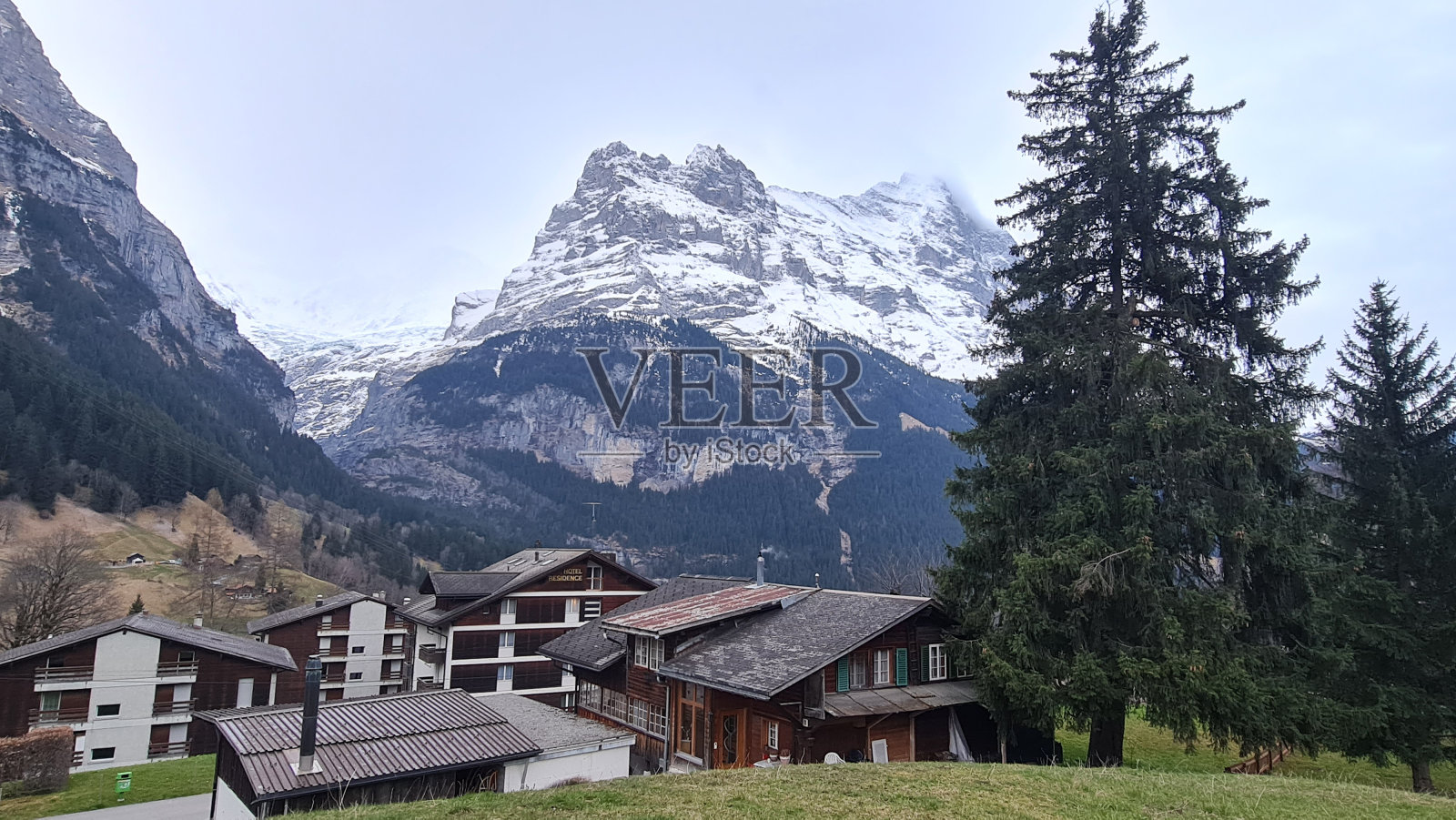 村庄之巅照片摄影图片