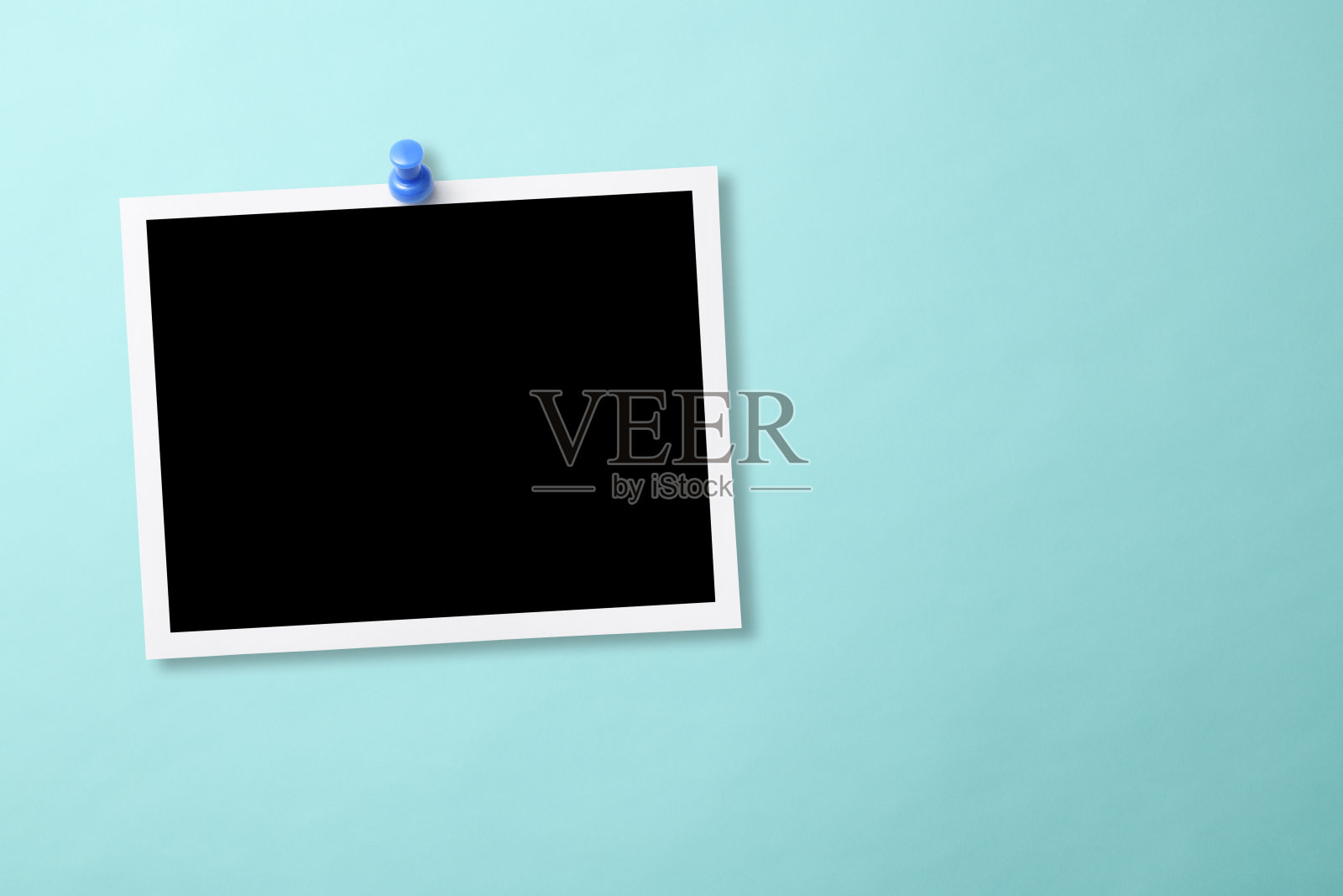 用图钉钉在浅蓝色背景上的空白照片照片摄影图片