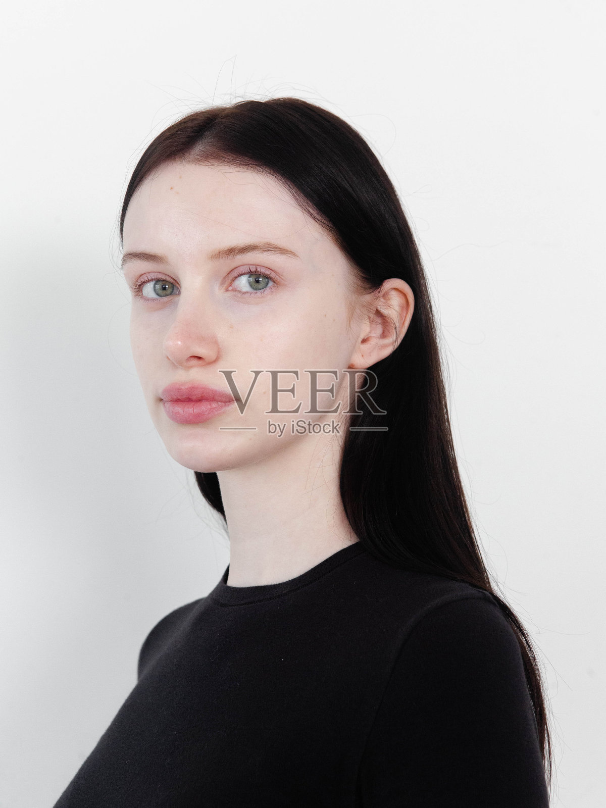 美丽的年轻女子，素颜自然美时装模特数码工作室拍摄的特写，白色背景，穿着全黑照片摄影图片