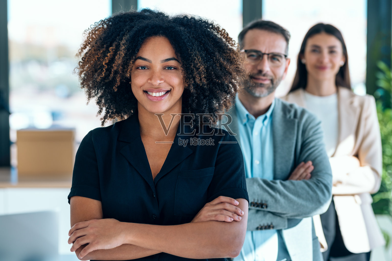 成功的商业多年龄团队在现代创业中摆姿势和看镜头。照片摄影图片