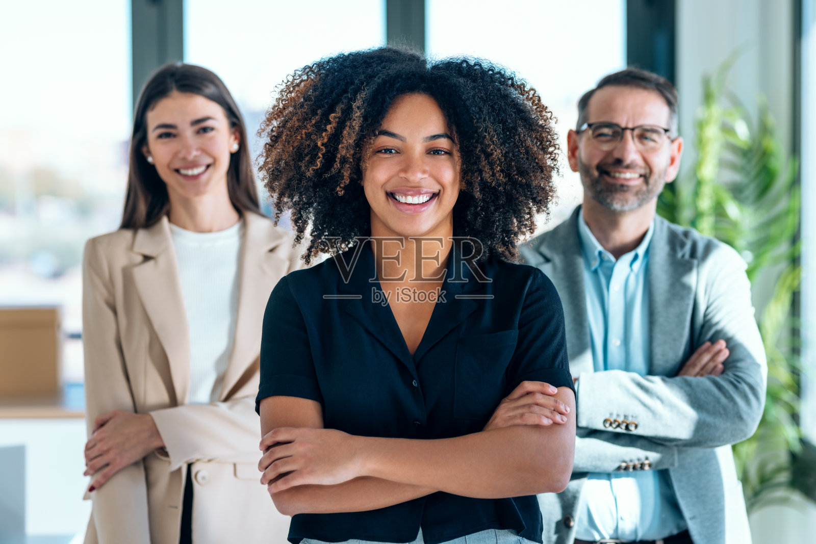 成功的商业多年龄团队在现代创业中摆姿势和看镜头。照片摄影图片