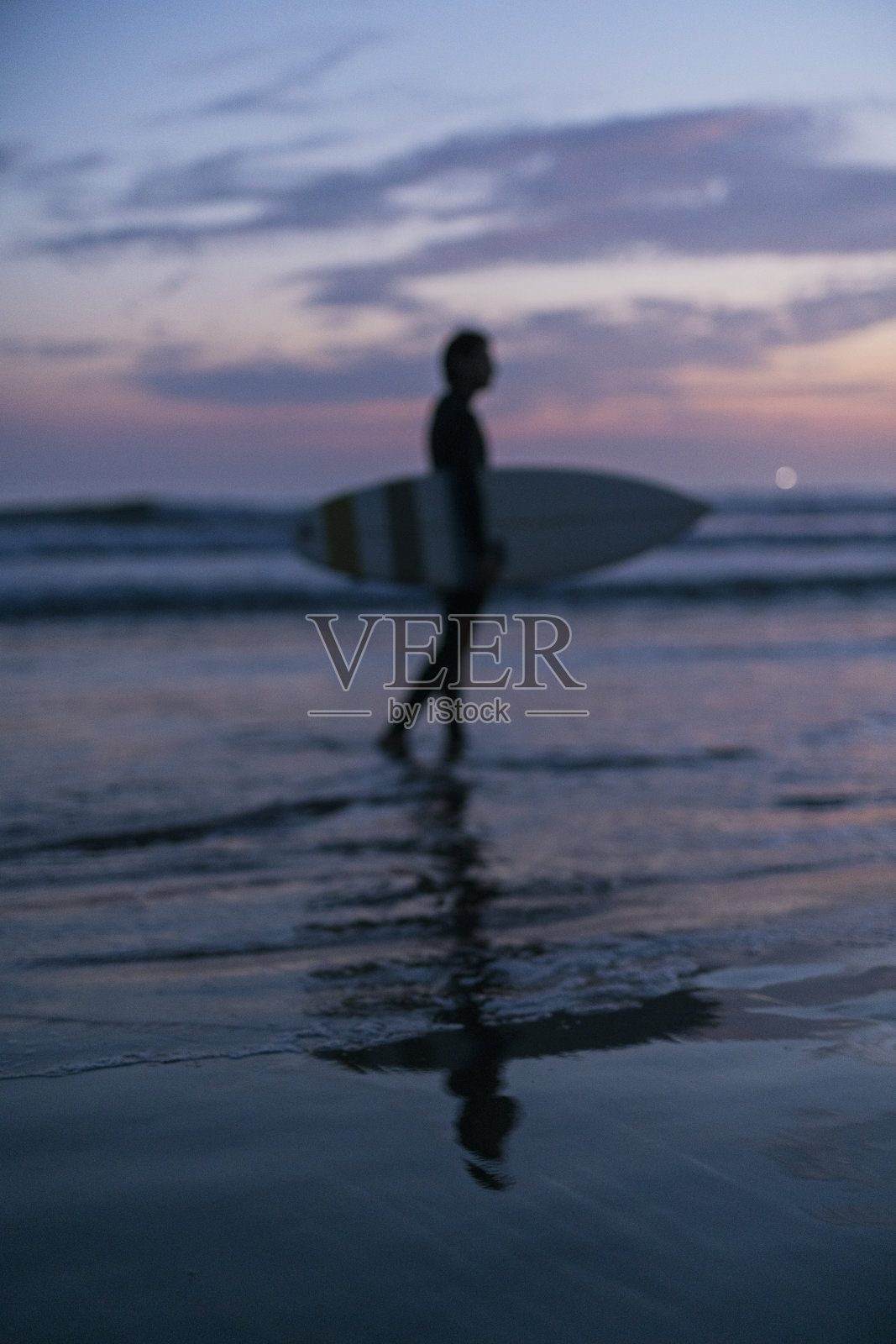 人们在黎明冲浪。照片摄影图片