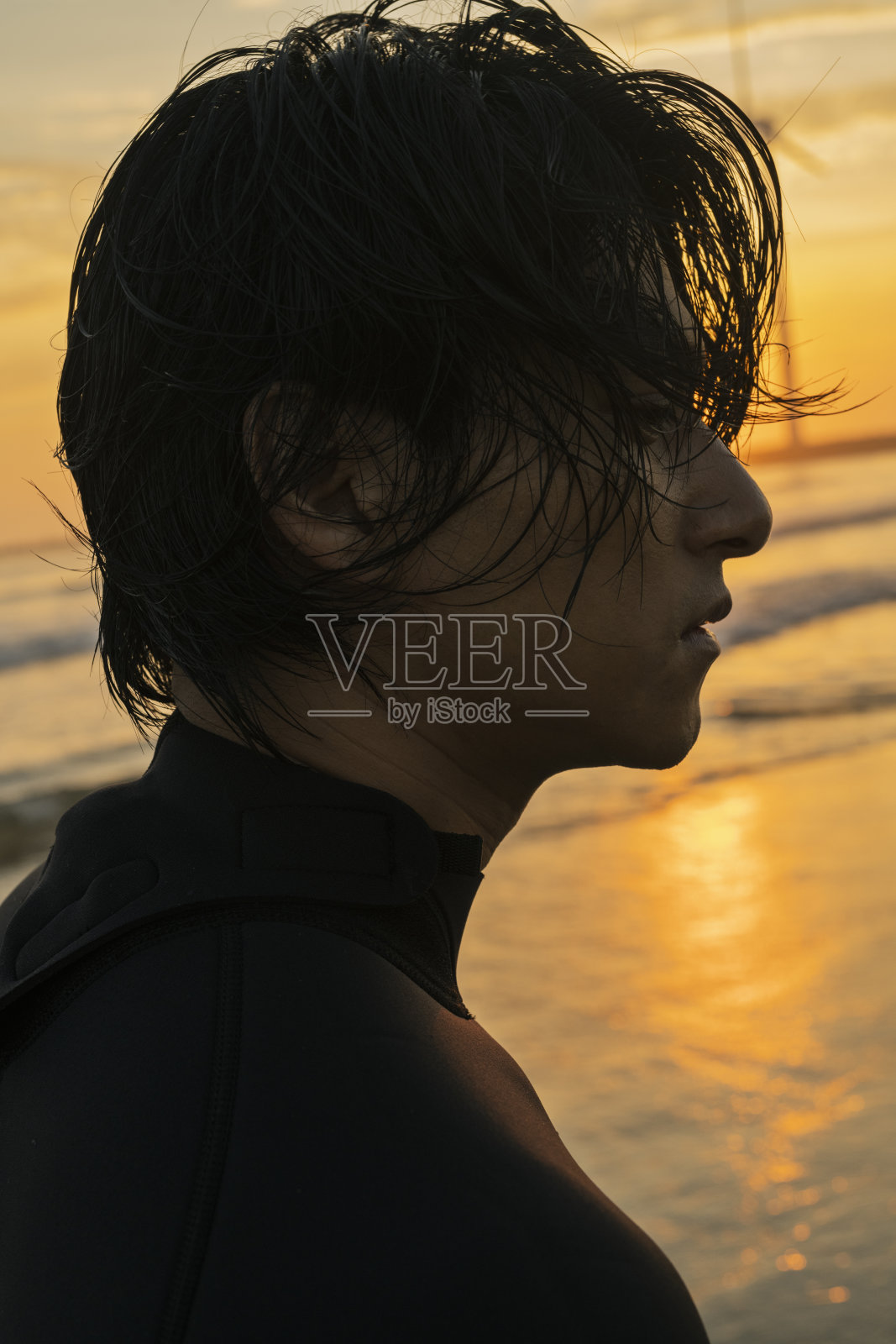 男子在清晨的海洋中冲浪。照片摄影图片