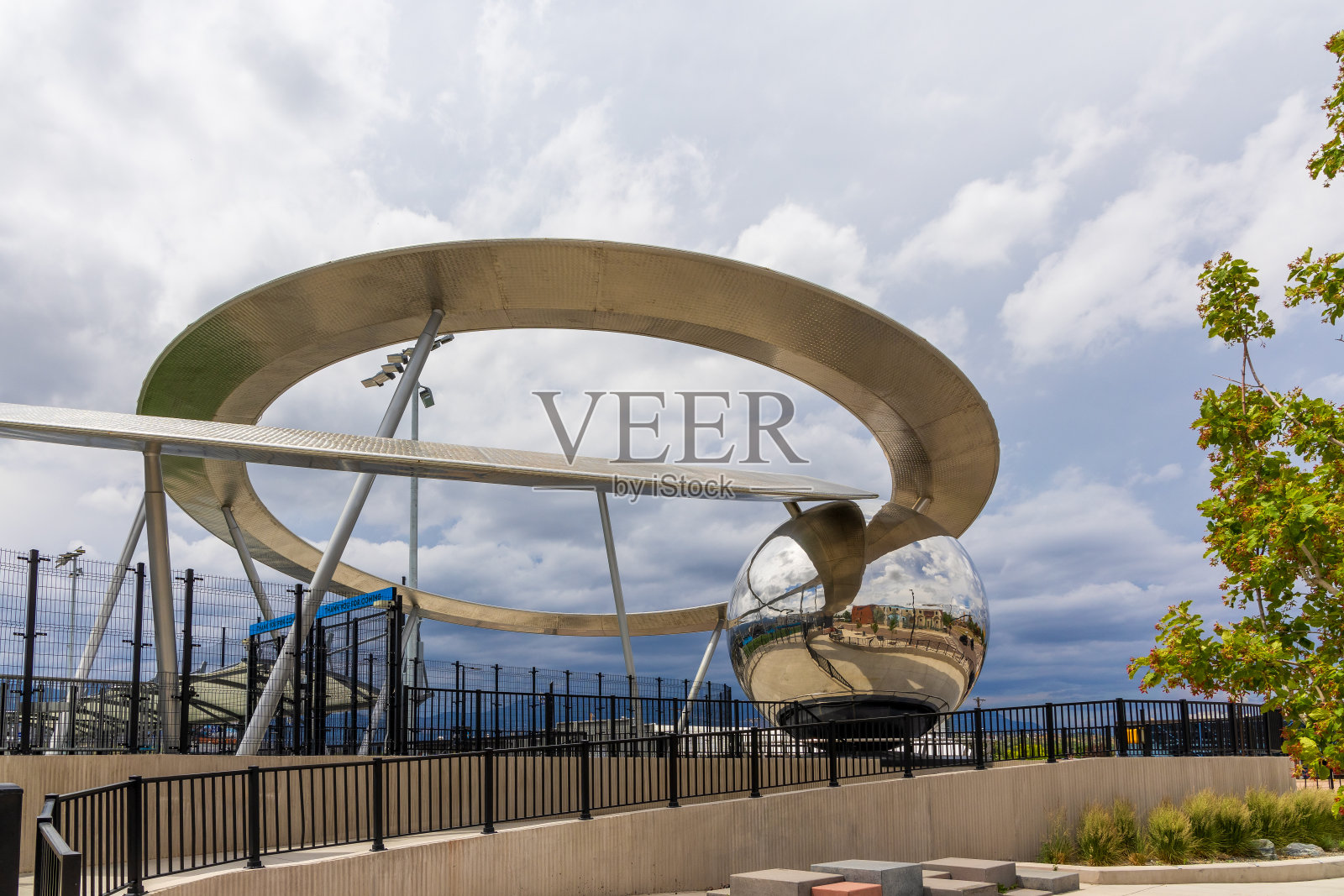 震中——一个不知名的作者在韦德纳球场的角落里的雕塑,韦德纳球场是位于科罗拉多斯普林斯市中心的一个足球专用体育场照片摄影图片