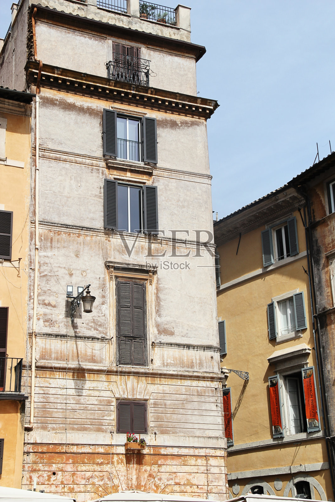 美丽的地中海风格的建筑细节与窗户在意大利罗马照片摄影图片