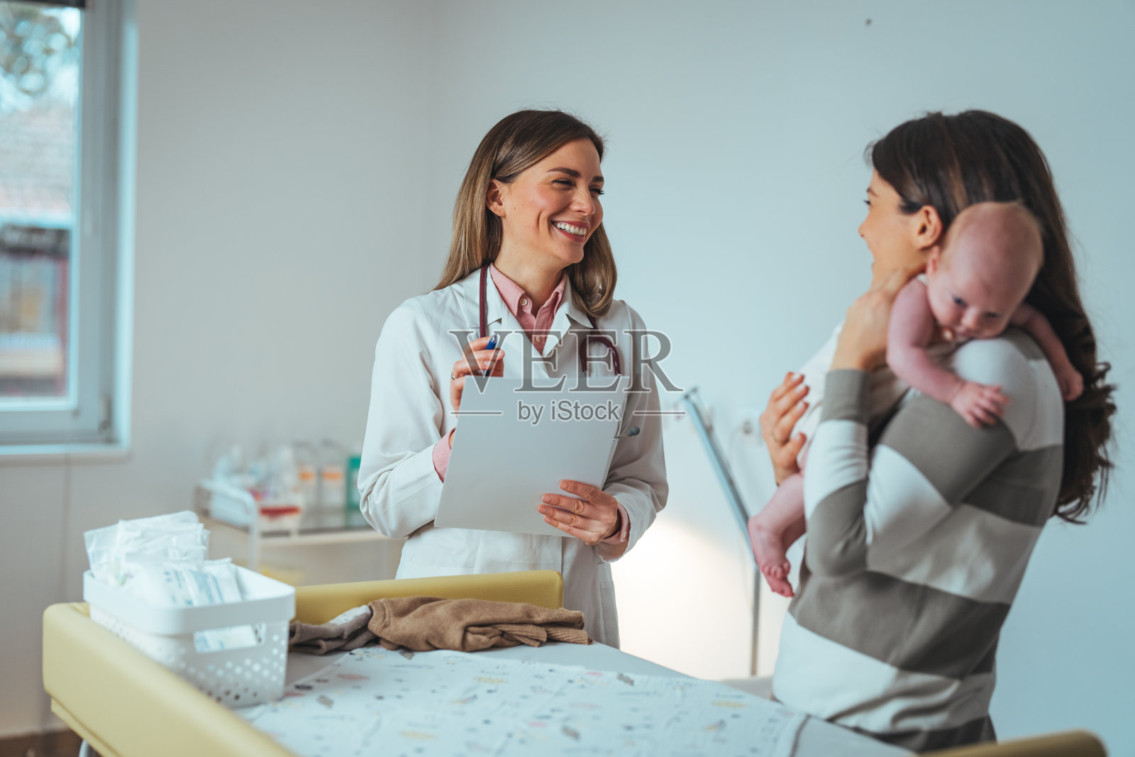 儿科护理:新生儿住院医师检查照片摄影图片