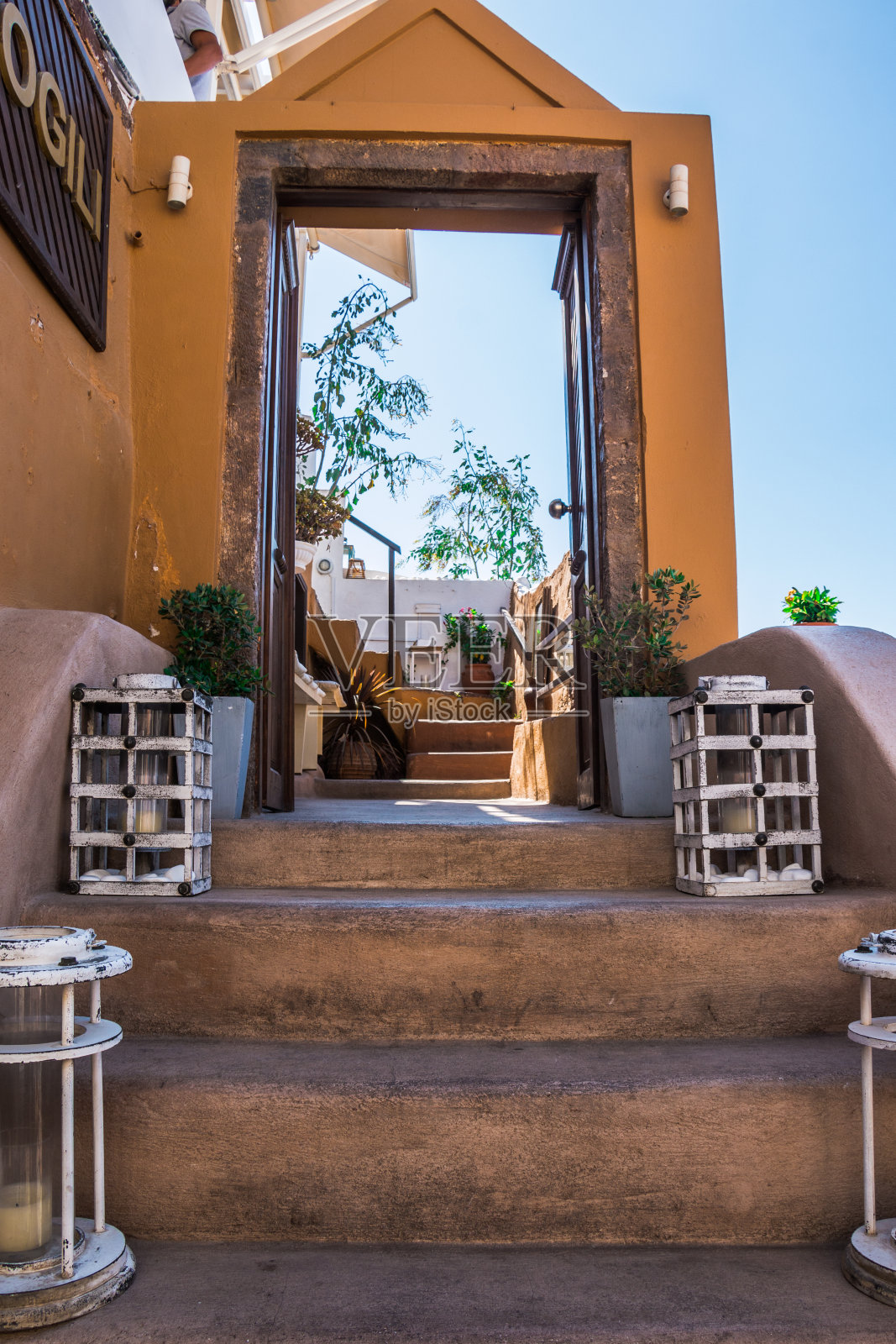 希腊圣托里尼岛的传统建筑和街道,旅游酒店和公寓。照片摄影图片