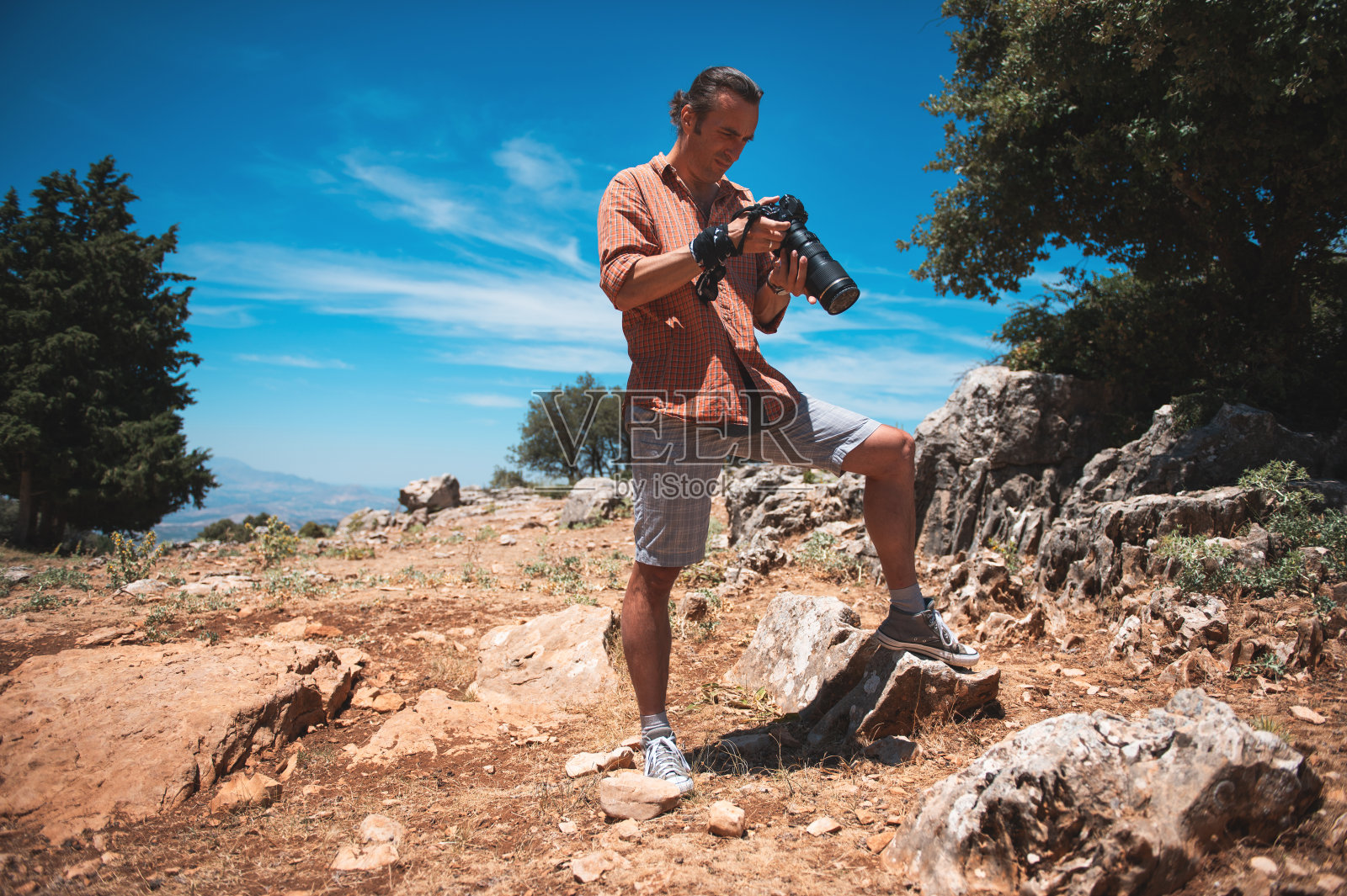 一名男子在岩石嶙峋的户外景观中拍照照片摄影图片
