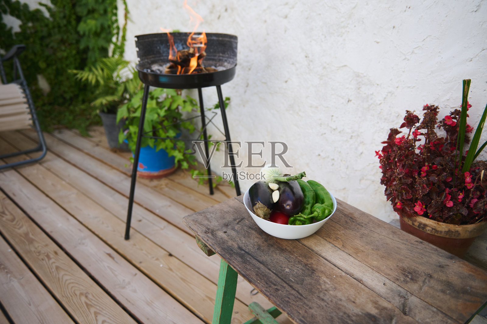 户外烧烤，质朴的木桌上放着新鲜蔬菜照片摄影图片