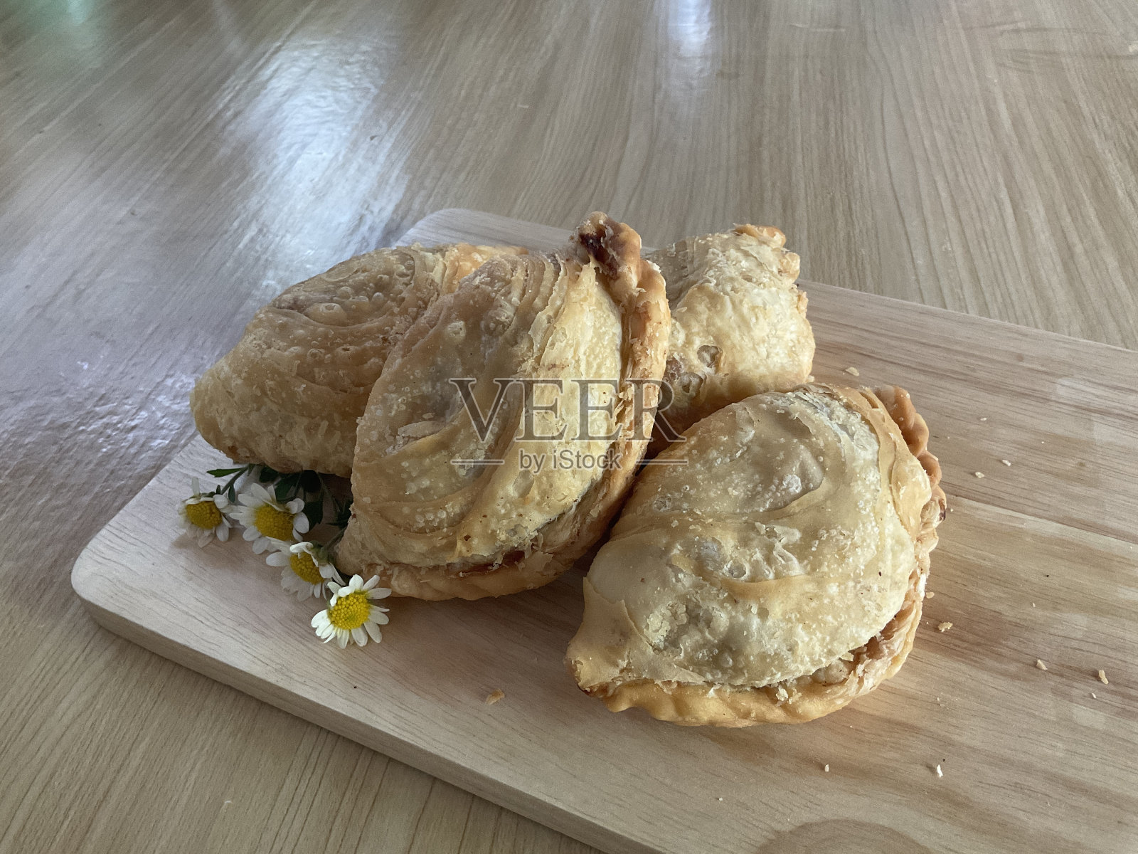 咖喱泡芙，Karipap，以木头为背景。照片摄影图片