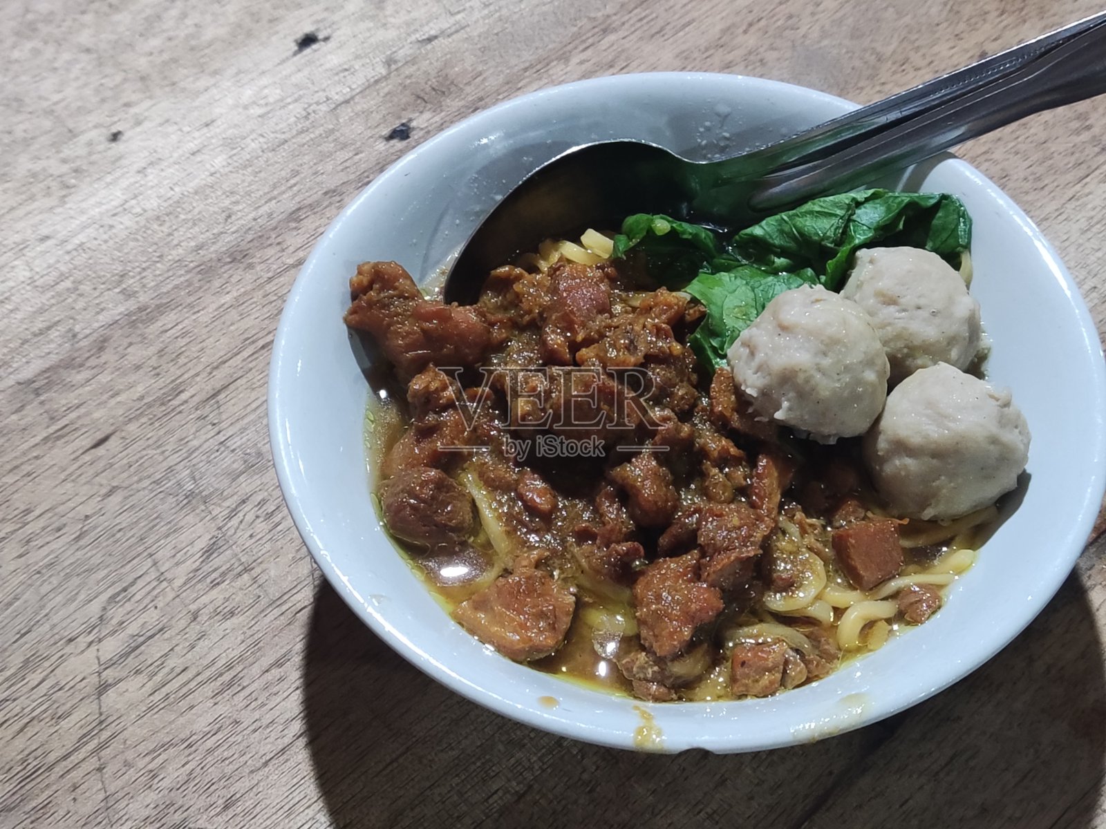 肉丸鸡面照片摄影图片