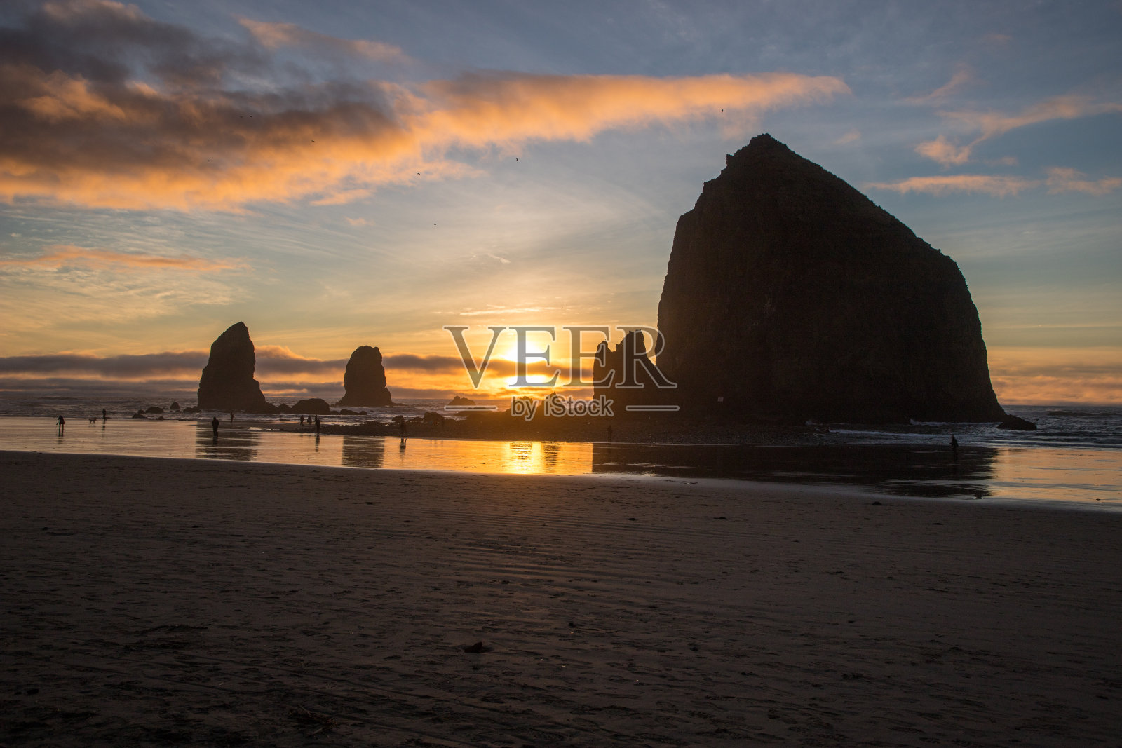 大炮海滩，俄勒冈州，日落，水面反射，冒险，户外，美丽，景观，风景，太平洋，海岸线，干草堆岩石，黄金时间，宁静，宁静，惊险，全景，海浪，海岸线，沙滩，潮池，戏剧性照片摄影图片