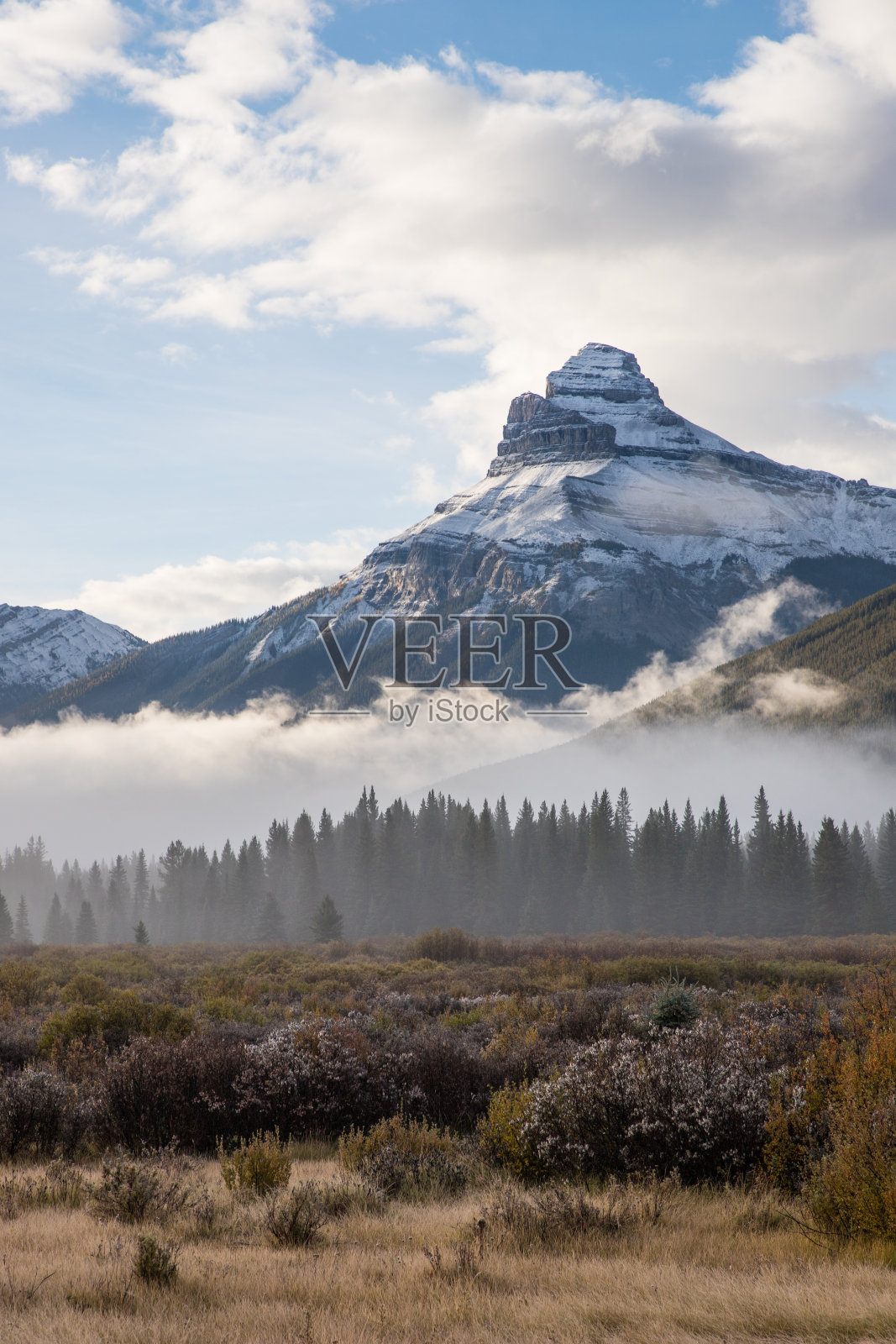 班夫国家公园，落基山脉，阿尔伯塔，黄金时间，秋天，秋天的颜色，金色的落叶松，风景优美，景观，雄伟，山脉，惊险，充满活力，树叶，风景如画，宁静，宁静，自然，荒野，自然美，令人惊叹，阳光照片摄影图片